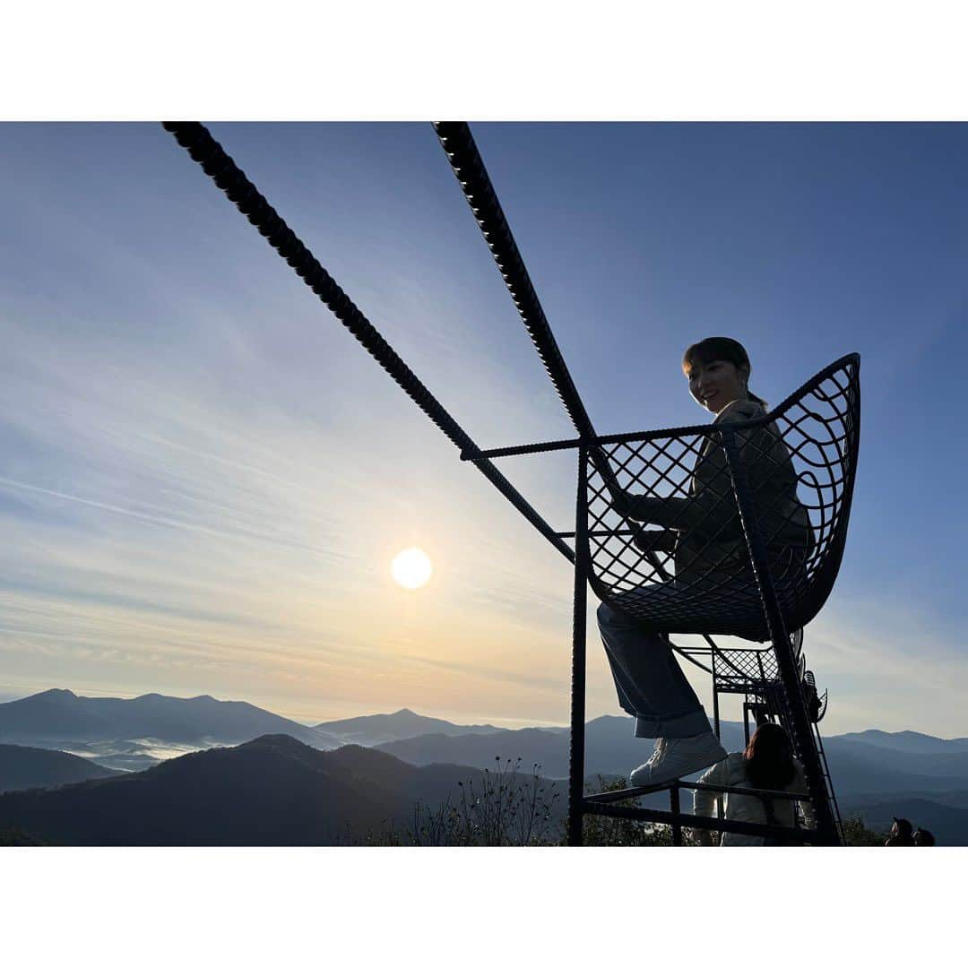 武村八重子さんのインスタグラム写真 - (武村八重子Instagram)「〜北海道旅行②〜 2日目の朝は雲海からスタート🙋‍♀️ 早起きして頑張った甲斐があって、美しい雲海見れました！そしてこの日は富良野へ移動🚗 . 途中、富田ファームと六花亭に寄って食べ歩き🤣 . #北海道旅行 #六花亭 #富田ファーム #星野リゾート #富良野」10月8日 17時05分 - piano_yae