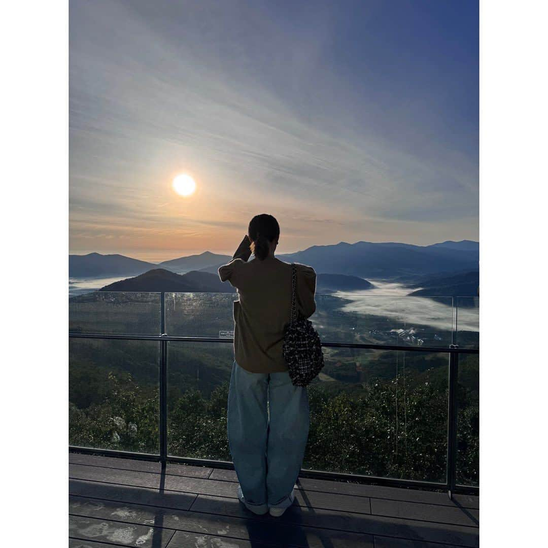 武村八重子のインスタグラム：「〜北海道旅行②〜 2日目の朝は雲海からスタート🙋‍♀️ 早起きして頑張った甲斐があって、美しい雲海見れました！そしてこの日は富良野へ移動🚗 . 途中、富田ファームと六花亭に寄って食べ歩き🤣 . #北海道旅行 #六花亭 #富田ファーム #星野リゾート #富良野」