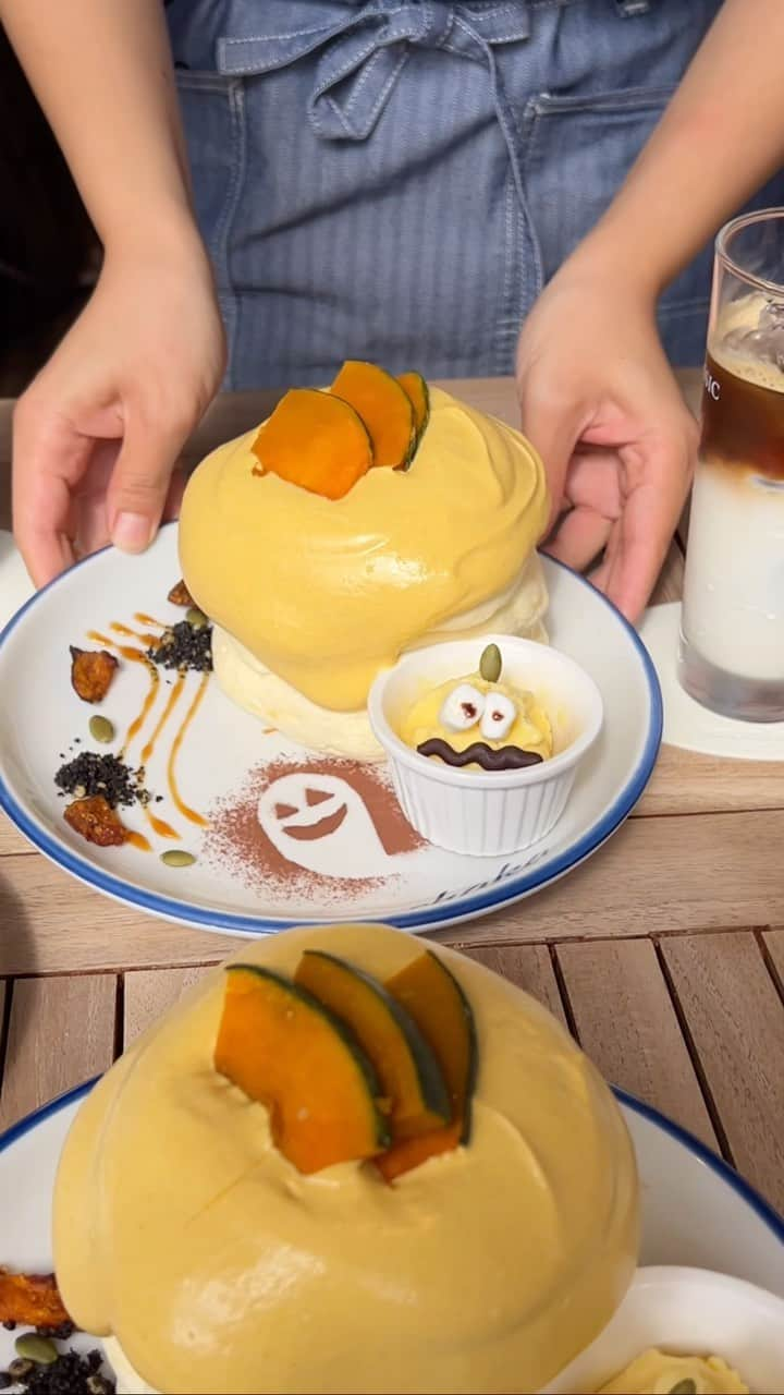 Aiのインスタグラム：「大好きな「かぼちゃん」が今年も登場ˎˊ˗  𓂃𓈒𓏸 menu 𓂃𓈒𓏸 かぼちゃん ／2,290円(税込) ※季節限定 ⁡ えびすかぼちゃの生クリーム、焼きかぼちゃ、手作りかぼちゃかりんとう、かぼちゃアイスがトッピングされたかぼちゃづくしの一皿✧* ⁡ ふわふわのパンケーキを包み込むように あまいかぼちゃの生クリームがたっぷりと♬ これが茶香のエアリーな生地と 相まって、至福のくちどけ𓌈˒˒ ⁡ これだけは毎年欠かさず 食べに通ってます♩ ⁡ ˳◌* ┈ ┈ ┈ ┈ ┈ ┈ ┈ *◌˳ ⁡ 茶香 @chaka.pancake  住所：東京都足立区千住寿町31－7 ⁡ ˳◌* ┈ ┈ ┈ ┈ ┈ ┈ ┈ *◌˳ ⁡ #かぼちゃスイーツ #かぼちゃプリン #北千住カフェ #北千住グルメ #北千住 #パンケーキ #パンケーキ部 #パンケーキ巡り #カフェ巡り #カフェ部 #カフェ #東京カフェ #東京グルメ #東京ランチ #カフェスタグラム #スイーツ #おやつ #cafestagram #instafood #tokyo #tokyofoodie #pancakes #pancake」