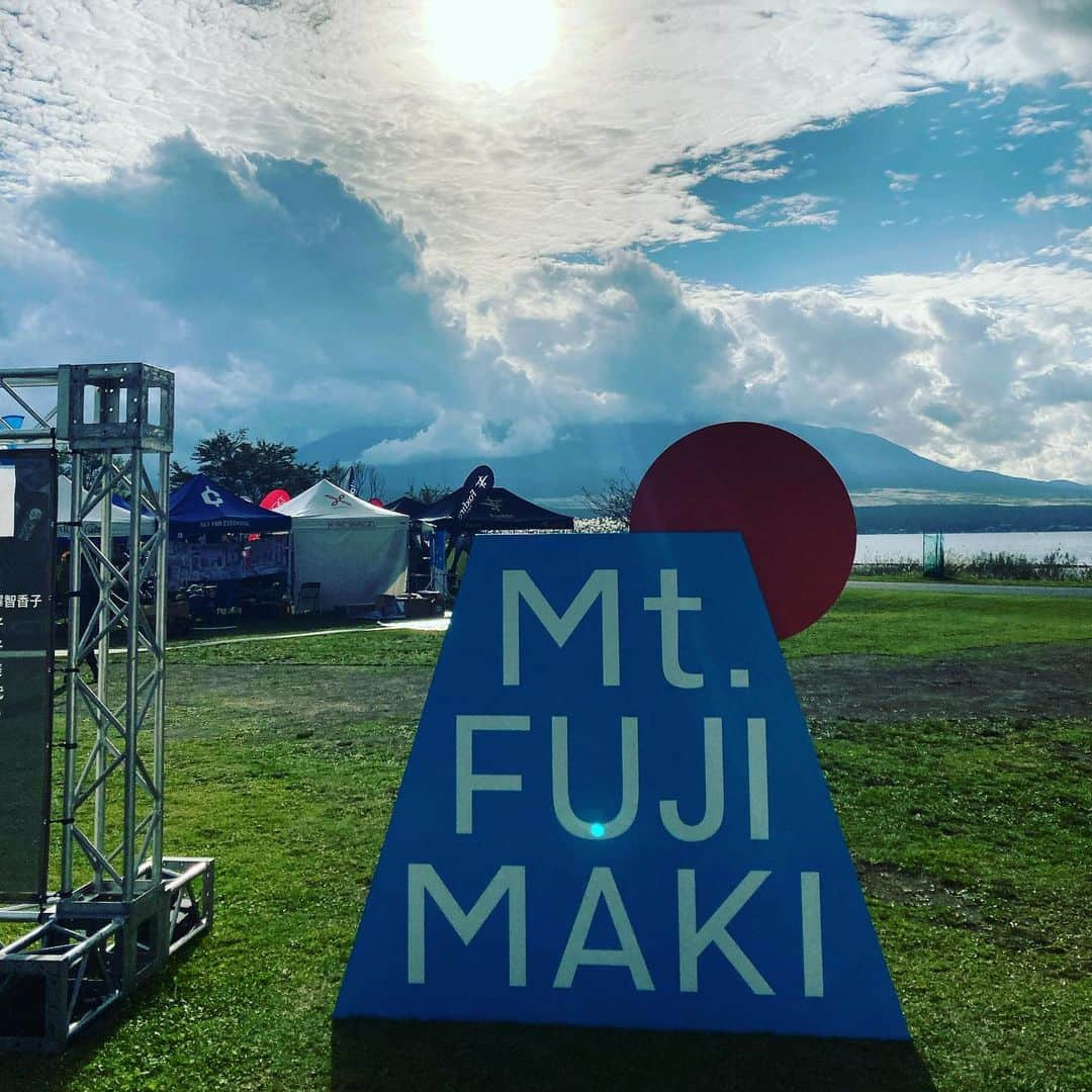 J-WAVE LIVE2000のインスタグラム：「Mt.FUJIMAKIの初日に行きました。 山中湖は一足早く秋の肌寒さでしたが、気持ち良いロケーションで のびのびと過ごす家族連れの姿が印象的でした。 伸びやかに歌う藤巻亮太さんの歌声が自然に溶けてゆく様な、 特別な気持ちになりました。  #mtfujimaki #山中湖交流プラザきらら #藤巻亮太」