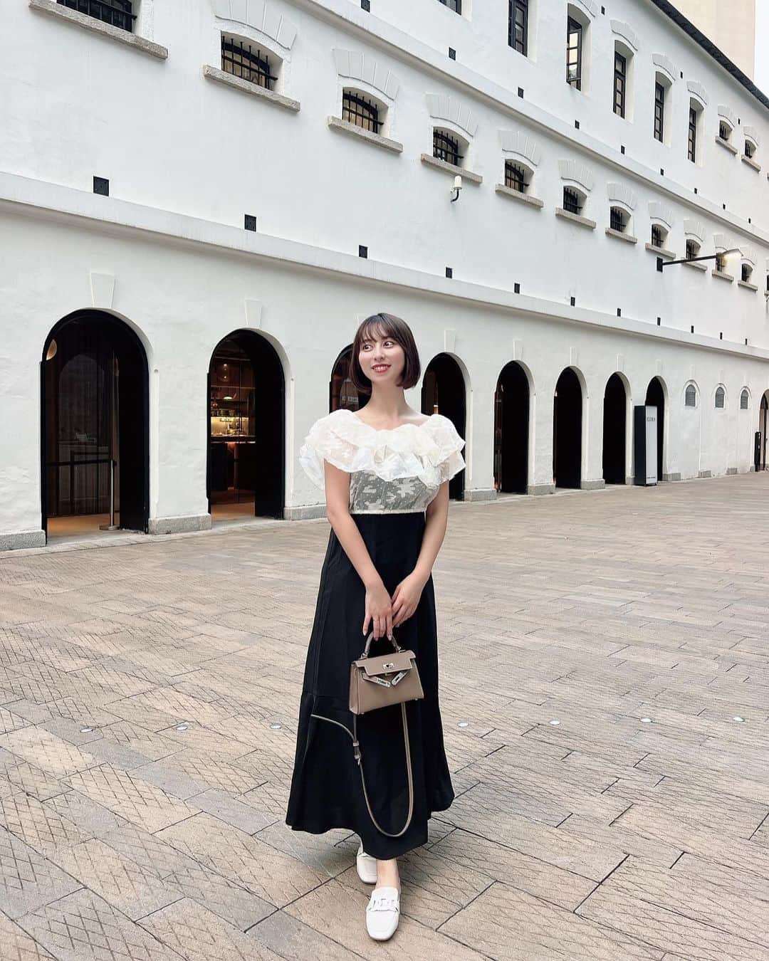 太田江莉奈さんのインスタグラム写真 - (太田江莉奈Instagram)「.  📍大館里 19世紀に建てられた刑務所・警察署らしく雰囲気を残しつつも、中は飲食店や博物館、コンサートホールになっていてお洒落スポットになってた✨  とびとびの香港旅行投稿🇭🇰  ちなみにこの日は全身GRL🏷  . .  #香港#香港旅行#大館#香港大館 #香港女子旅#刑務所#警察總部大樓 #營房大樓#grl#grl購入品#grlコーデ#プチプラコーデ#骨ストコーデ #骨格ストレート#ブルベ夏#骨スト #オフショルワンピース#低身長コーデ#155cm#低身長コーディネート」10月8日 17時12分 - erina_o_