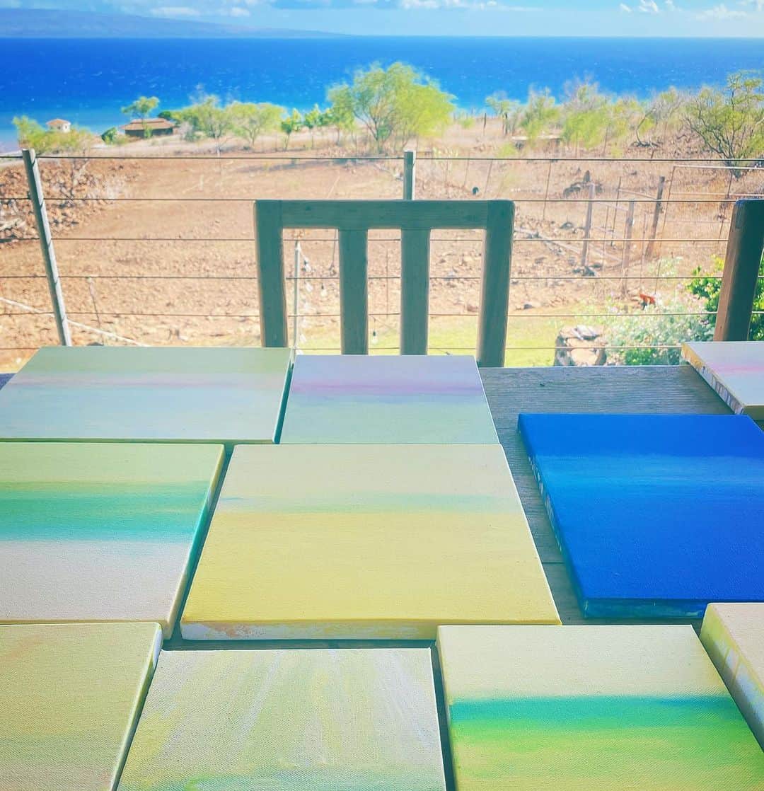 山崎美弥子のインスタグラム：「Paintings of Ocean and Sky 海と空の絵たち。  #garden #shores #island #heavenly #miyakoyamazaki #山崎美弥子 #art #artiststudio #mala #contemporaryart #eternal #unconditional #」
