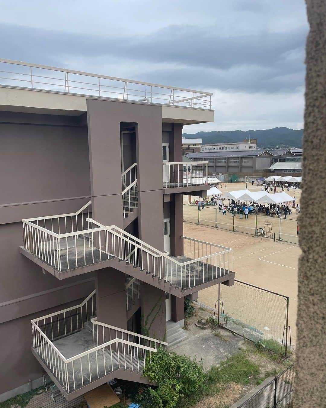 NIKIIEさんのインスタグラム写真 - (NIKIIEInstagram)「京都紫明会館、ありがとう！！！ うまく言葉にできなくて、もっと言葉にしたいこといっぱいあるのに気づいたら終わっていた…💐きっとそれくらい集中していて、終演したことがいまだに信じられない。 自分の決めてきたことも紫明会館のピアノ弾くと急に変わったり、あ、もうひと回し…とか。あとジャジーなコード運びを入れてみたり、ギター弾いてみたり。自分にいっぱいチャレンジをさせたライブ。 紫明会館、いつも新しい自分を見せてくれてありがとう。誕生日前の、良い締めくくりだった🎍 @solemurata さん、いつも本当にありがとうございます！！  最後の2枚はお客さんが撮ってくれたAmoebaで力尽きた私と、ギター頑張る私です笑 会いにきてくれてありがとう💕  衣装はAmoeba MVのシャツワンピ🔥 あと町内運動会がかわいすぎた笑  #nikiie」10月8日 17時12分 - nikiiejp