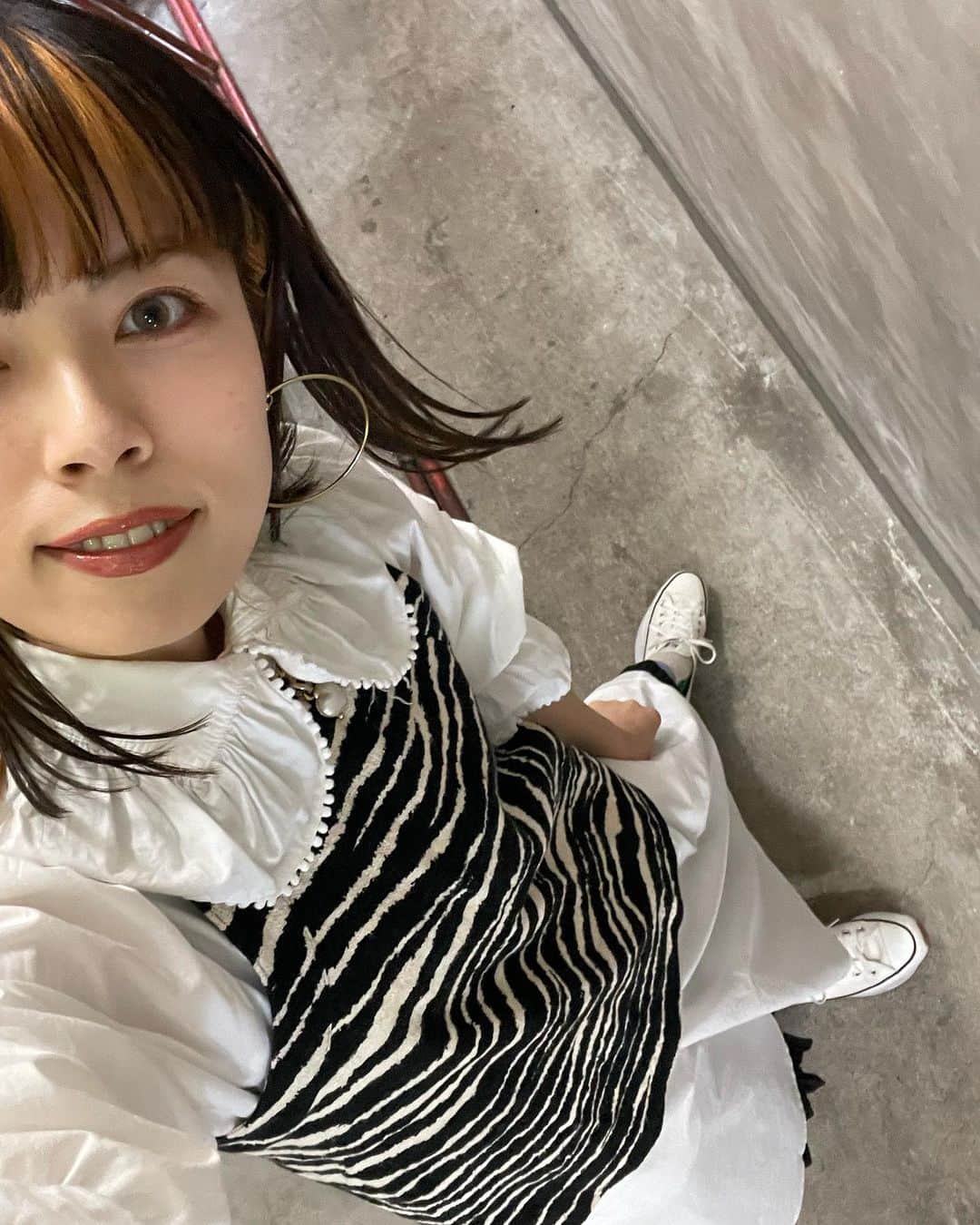 NIKIIEさんのインスタグラム写真 - (NIKIIEInstagram)「京都紫明会館、ありがとう！！！ うまく言葉にできなくて、もっと言葉にしたいこといっぱいあるのに気づいたら終わっていた…💐きっとそれくらい集中していて、終演したことがいまだに信じられない。 自分の決めてきたことも紫明会館のピアノ弾くと急に変わったり、あ、もうひと回し…とか。あとジャジーなコード運びを入れてみたり、ギター弾いてみたり。自分にいっぱいチャレンジをさせたライブ。 紫明会館、いつも新しい自分を見せてくれてありがとう。誕生日前の、良い締めくくりだった🎍 @solemurata さん、いつも本当にありがとうございます！！  最後の2枚はお客さんが撮ってくれたAmoebaで力尽きた私と、ギター頑張る私です笑 会いにきてくれてありがとう💕  衣装はAmoeba MVのシャツワンピ🔥 あと町内運動会がかわいすぎた笑  #nikiie」10月8日 17時12分 - nikiiejp