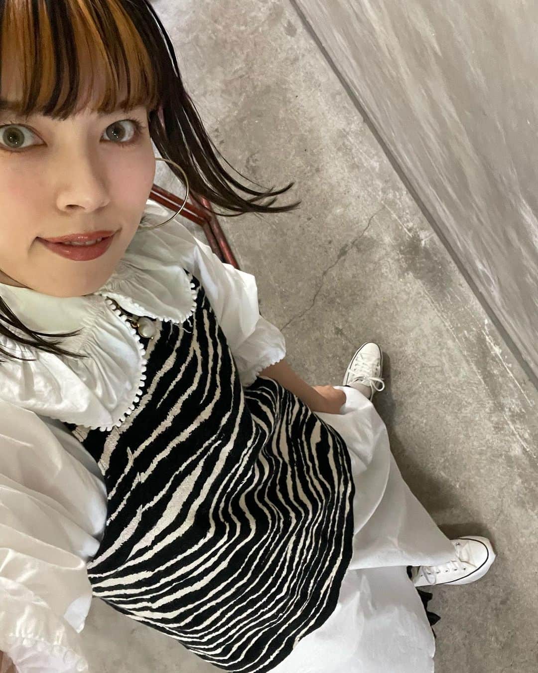 NIKIIEのインスタグラム：「京都紫明会館、ありがとう！！！ うまく言葉にできなくて、もっと言葉にしたいこといっぱいあるのに気づいたら終わっていた…💐きっとそれくらい集中していて、終演したことがいまだに信じられない。 自分の決めてきたことも紫明会館のピアノ弾くと急に変わったり、あ、もうひと回し…とか。あとジャジーなコード運びを入れてみたり、ギター弾いてみたり。自分にいっぱいチャレンジをさせたライブ。 紫明会館、いつも新しい自分を見せてくれてありがとう。誕生日前の、良い締めくくりだった🎍 @solemurata さん、いつも本当にありがとうございます！！  最後の2枚はお客さんが撮ってくれたAmoebaで力尽きた私と、ギター頑張る私です笑 会いにきてくれてありがとう💕  衣装はAmoeba MVのシャツワンピ🔥 あと町内運動会がかわいすぎた笑  #nikiie」