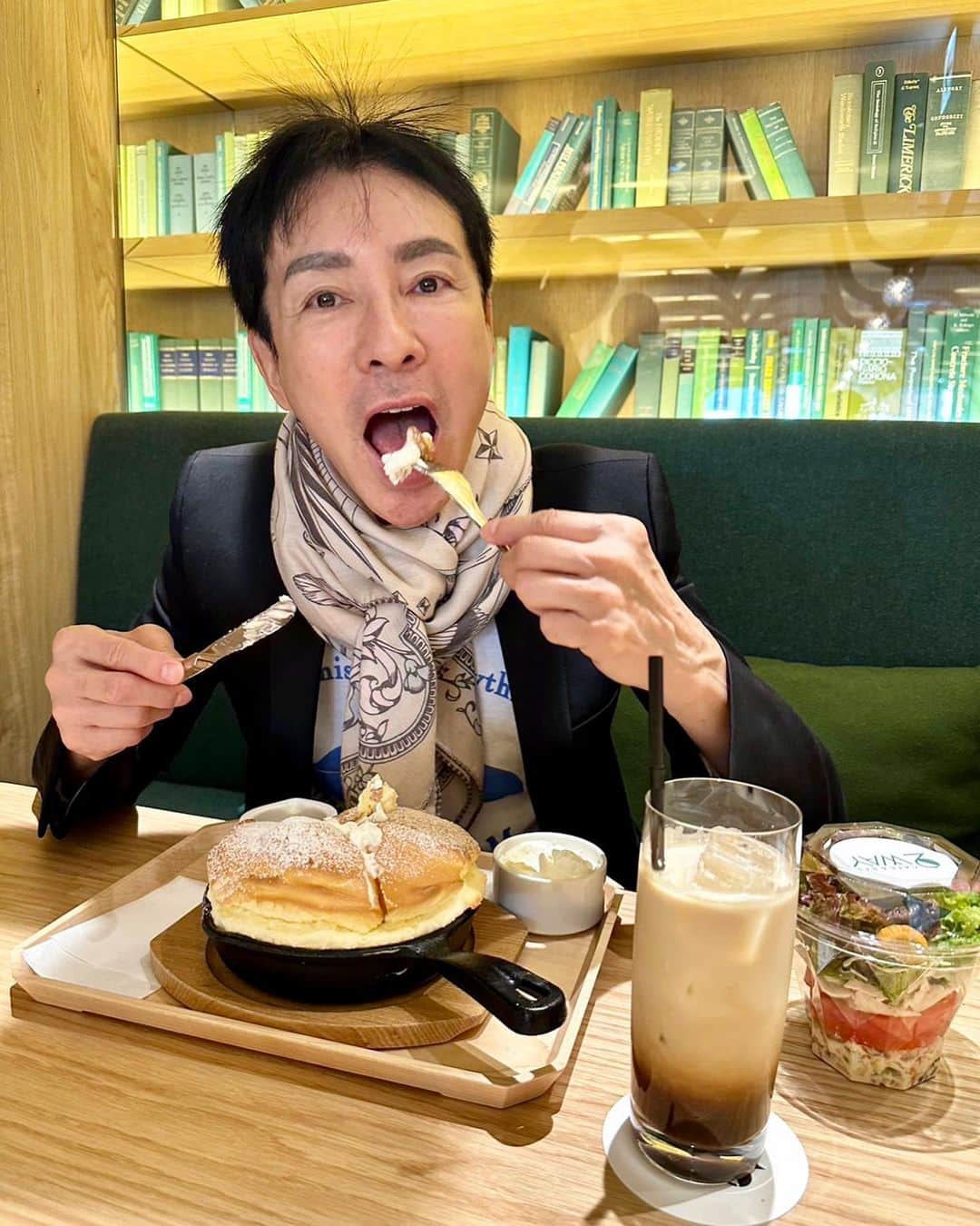 郷ひろみのインスタグラム：「今日は仙台でファイナルコンサート👍 まだ振替もあるけれどね。 今夜も楽しむよっ‼️  仙台に移動する前に、青森でいつも行くカフェの新店舗に立ち寄ってきたよ。パンケーキもパンも、超美味しかったぁ👍  I will have the final concert 2023 in Sendai tonight❗️  #郷ひろみ#hiromigo」