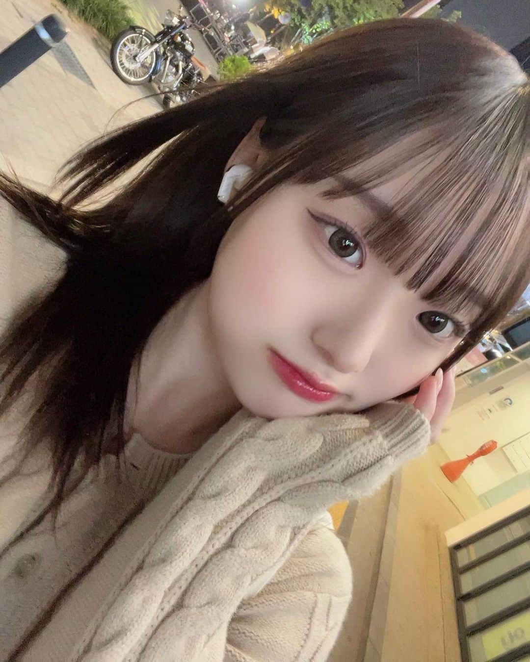 じゅんなさんのインスタグラム写真 - (じゅんなInstagram)「お姉ちゃんと麻辣湯食べに行った めっちゃ辛い🥹🥹 辛いの強くなったかもしれない 塾行って勉強したよ〜 来週からテストがいっぱいあるから 勉強三昧です✏️( ･ω･)📚  インスタ投稿全然出来てないから がんばる！！！写真いっぱい撮る！ どんな写真が見たいー？ 教えて‪〜(ᯅ̈ )‪(ᯅ̈ )   #韓国  #셀카」10月8日 17時13分 - junnadayoo