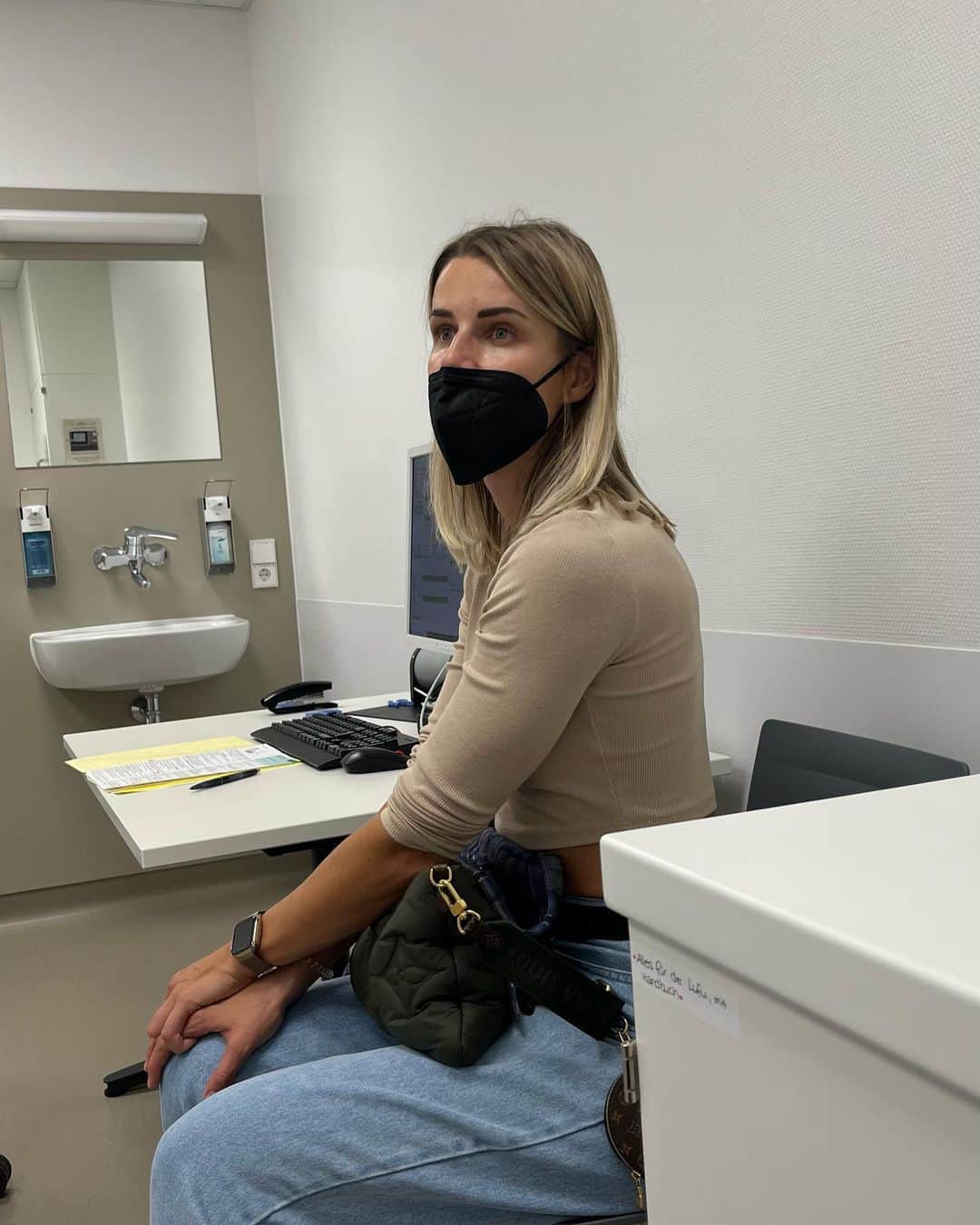 エイドリアン・コレシャさんのインスタグラム写真 - (エイドリアン・コレシャInstagram)「Neue Kategorie: Oktober  1. Ungarisches Kraut machen mit Mutti + Vati K. letztes Jahr  2. Selfie mit Proteincream, bei der ich nachher immer explodiert bin (Insider 🤪) 3. NFL London Oktober 2019 4. kurz vor Olympia Prag 2015 5. OP-Besprechung Stuttgart 2022 6. Alma  7. @yavi_moves + ich auf Kreta 2020 (Was mache ich da?) 8. Mum 🥺 at work 9. Ganz normales Shooting 2020 10. aktuell」10月8日 17時13分 - adrienne_koleszar