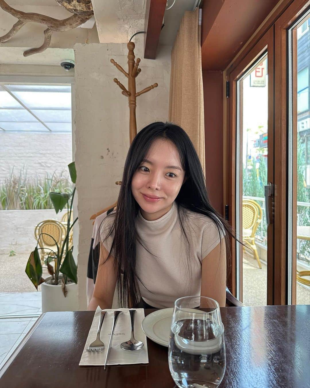 MeJiwooのインスタグラム：「아침 일찍 남편 따라 피부과 갔다가~ 압구정에서 점심먹구 시아빠 생신선물도 함께 고르고..🤍 나름 알찼던 토요일🎵」