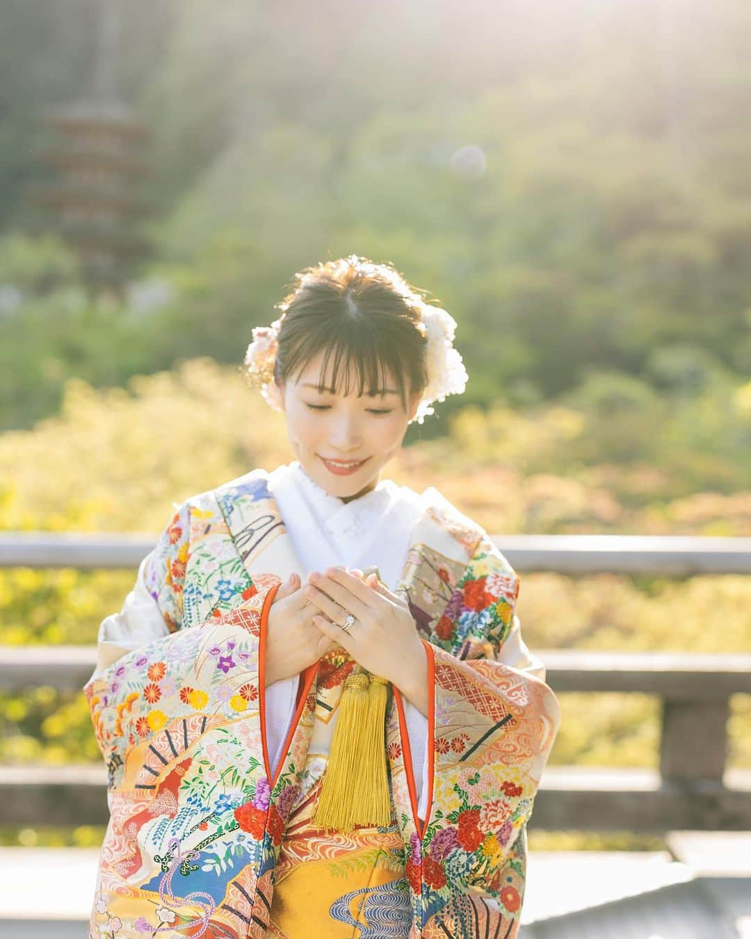 青山郁代さんのインスタグラム写真 - (青山郁代Instagram)「#weddingphotography ③ #japanwedding  #色打掛  色打掛は金の彩りが美しく華やかな刺繍のものを選びました🪭  お天気も良く、本堂の舞台に立つと広がる青空と山々が絶景でした！  長谷寺はとにかく緑と花々が美しいです。  秋には圧巻の紅葉が見られるそうで、次は紅葉のシーズンに行きたいな🍁🦌  @hase_dera   ーーー  「春に婚礼写真を撮影をしました。」  #婚礼写真 #長谷寺 #奈良 #nara #japan #Spring #🦌 #🌸 #桜 #春 #日本の花嫁 #前撮り #shiromuku #irouchikake  #weddingphoto」10月8日 17時16分 - ikuyo_aoyama