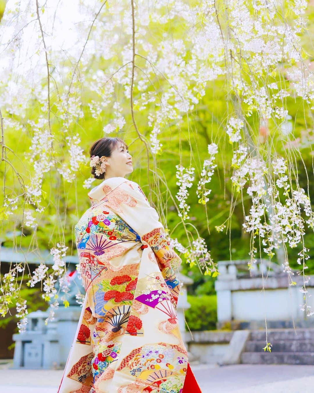 青山郁代さんのインスタグラム写真 - (青山郁代Instagram)「#weddingphotography ③ #japanwedding  #色打掛  色打掛は金の彩りが美しく華やかな刺繍のものを選びました🪭  お天気も良く、本堂の舞台に立つと広がる青空と山々が絶景でした！  長谷寺はとにかく緑と花々が美しいです。  秋には圧巻の紅葉が見られるそうで、次は紅葉のシーズンに行きたいな🍁🦌  @hase_dera   ーーー  「春に婚礼写真を撮影をしました。」  #婚礼写真 #長谷寺 #奈良 #nara #japan #Spring #🦌 #🌸 #桜 #春 #日本の花嫁 #前撮り #shiromuku #irouchikake  #weddingphoto」10月8日 17時16分 - ikuyo_aoyama