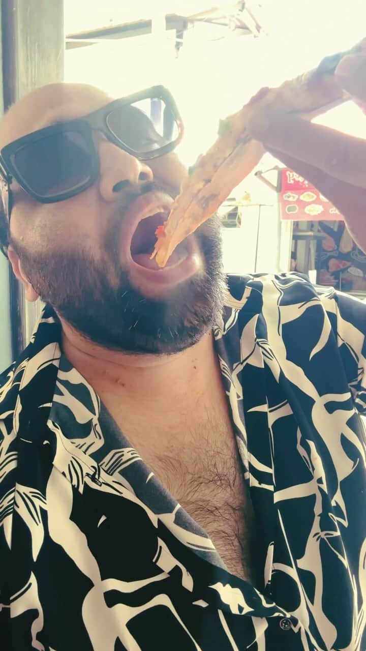 Karan Duaのインスタグラム：「Having Lunch Slice Of Pizza For 99 Thai Baht.  No need to buy full pizza you can buy just a slice of your favourite pizza in Phi Phi Island.  #dilsefoodie #pizza #phiphiisland」