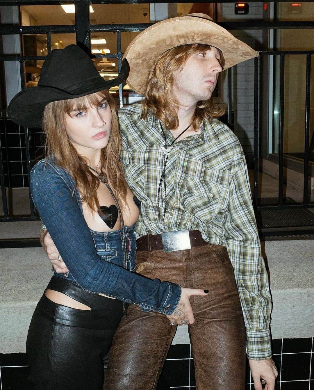 ディースクエアードさんのインスタグラム写真 - (ディースクエアードInstagram)「Saddle Up Darlin’ 🐎🥵  @vicdeangelis giving us western realness in SS24 Denim Jacket and FW23 Western Cowboy Shirt.   #DSQUARED2 #MANESKIN」10月8日 17時19分 - dsquared2