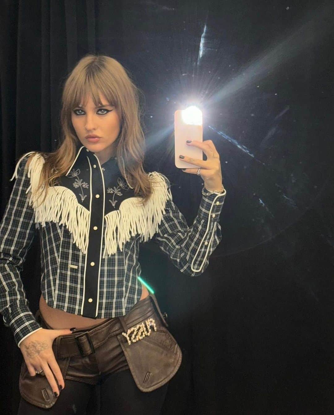 ディースクエアードさんのインスタグラム写真 - (ディースクエアードInstagram)「Saddle Up Darlin’ 🐎🥵  @vicdeangelis giving us western realness in SS24 Denim Jacket and FW23 Western Cowboy Shirt.   #DSQUARED2 #MANESKIN」10月8日 17時19分 - dsquared2