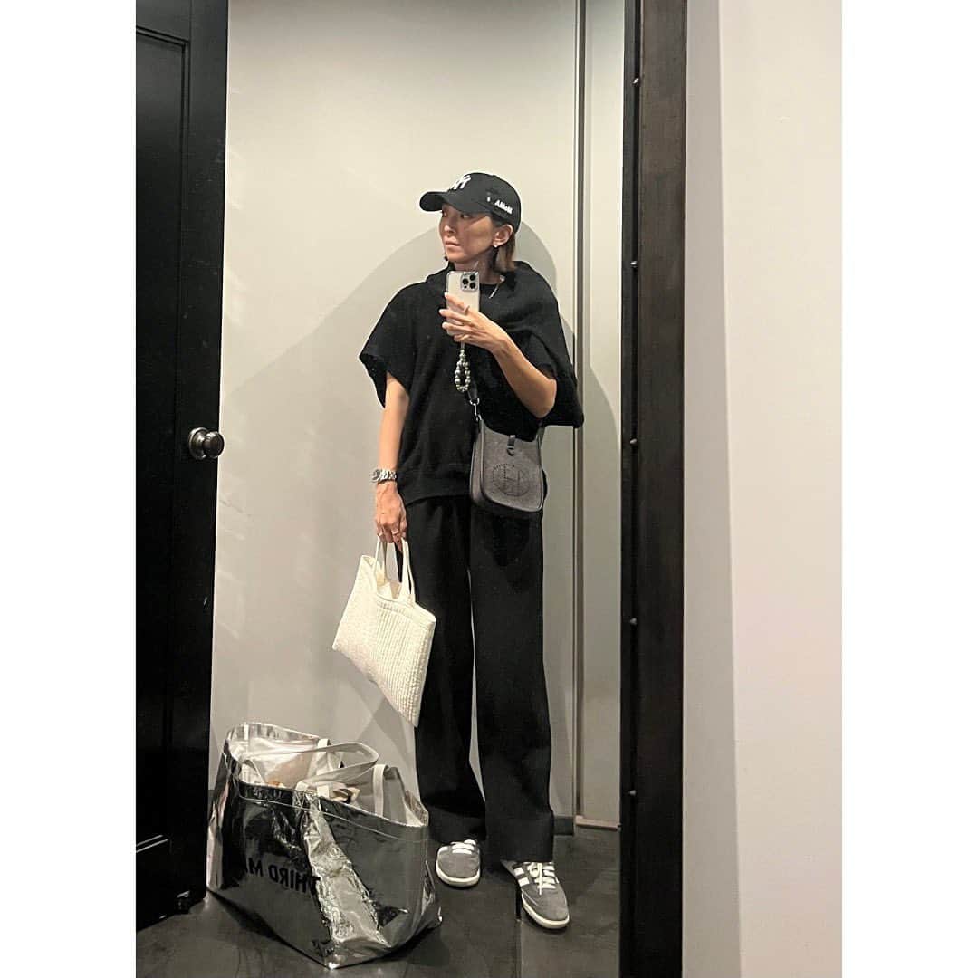 高橋志津奈のインスタグラム：「何年ぶりかにちゃんとできた運動会。 . なんか係とかやっちゃって高学年になってたんだなーと実感😊相変わらずずっと動いてたけどw徒競走1位に歓喜し、リレーに大興奮させてくれた息子に感謝！ . やっぱり学校行事は子供の成長が見れて楽しい！ . #shizunascoordinate #運動会コーデ#わたしも玉入れに参加#保護者用だから高すぎて全然入らずw」