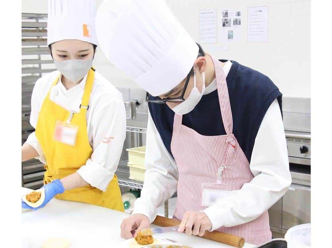 神戸製菓専門学校（公式）さんのインスタグラム写真 - (神戸製菓専門学校（公式）Instagram)「. 🍁🥖神戸製菓のオープンキャンパス〜パン編〜🍂  今回のオープンキャンパスでは、#カレードーナツ にチャレンジしていただきました🙌  #包餡 という難しい作業に挑戦しましたが、 とても美味しそうなカレードーナツが出来上がりましたね😊👏  お菓子作りやパン作りに興味がある！という高校生のみなさんは、ぜひ神戸製菓のオープンキャンパスにお越しください🎃 体験実習は、初心者の方🔰でも安心☺️学生スタッフや先生が丁寧にレクチャーします！  今月は、いよいよ学園祭🏫🎉 10月28日(土),29日(日)は、学生が作ったケーキやパンをご購入いただける日です🥖🍰🛍️ こちらも、ぜひみなさまのお越しをお待ちしています✨😊  #神戸製菓 #神戸製菓専門学校 #オープンキャンパス #カレーパン #カレードーナツ #製菓 #製パン #製菓専門学校 #製パン専門学校 #1人1台 #1人1台実習 #神戸 #三ノ宮 #pattistagram2023」10月8日 17時20分 - kobeseika_info