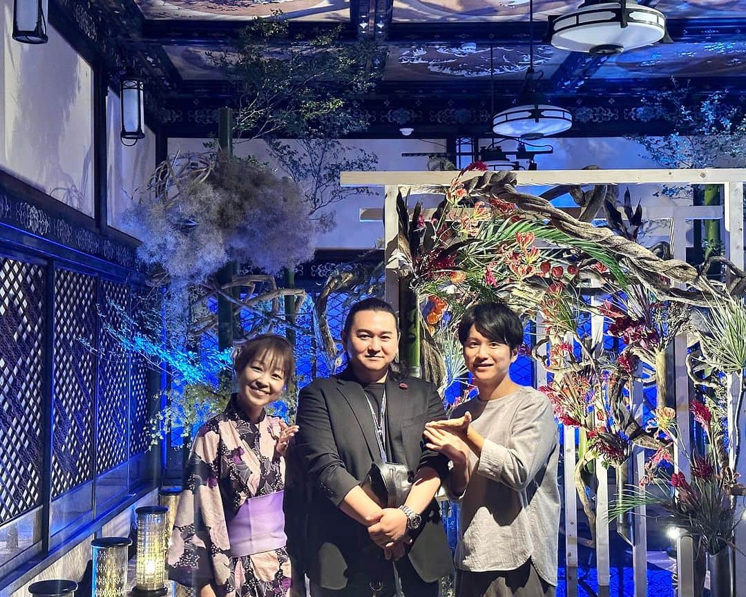 谷口達郎のインスタグラム：「‪先月、#ホテル雅叙園東京 ‬ ‪『#和のあかり ×百段階段2023〜極彩色の#百鬼夜行 〜』‬ ‪に招待していただきました。‬ ‪部屋に入るとまずは鳥居風なゲートに藤曼が絡むトロピカルな植物の形に目を奪われます。‬ ‪染灯籠が異界の入り口を表現しているようで、天井絵に写り込んだ水鏡に自身の心持ちが投影されているようで不思議な気分♫‬ ‪#粕谷尚弘 さんは僕と同級生でありながら今も尚、生花の表現を体現し続け、華道に邁進してます。話をしていると様々な感覚が触発され #あいの里 の美人ムードメーカー#ユキえもん を撮るポートレートのクオリティもどんどん上がっていきました☺️‬  ‪僕は花を撮影することも好きなので、造花が多く使われている日本の意匠の中で、本物の植物の魅力はリアルに伝わってきて感動しました。‬ ‪期間中、生の花のメンテナンスは大変だったと思います。僕もこの展示会に触れることで高めって貰った士気を大切に温めていこうと思います。‬ ‪関係者の皆様、至高の感動をありがとうございました。‬」