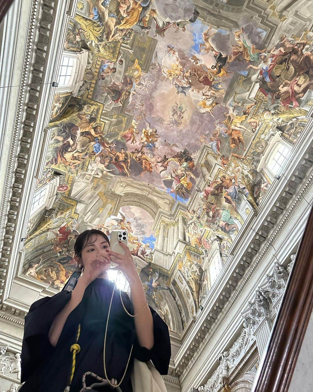 Yuika Matsuさんのインスタグラム写真 - (Yuika MatsuInstagram)「📍イタリア旅行 in Roma🇮🇹 　 念願の新婚旅行にやってきたーー！ 色々あって1年延期したけど…やっと😂 　 日本ではできなかった ヘアアレンジにスカーフを使ってみたり…♡ 　 オシャレするのも旅行の楽しみ🥴 　  1日目はローマの中心街を ぐるぐる周りました💫 　 初めてのイタリアだから テンション上りまくり 20時間近くのフライトの疲れも あまり感じず…笑  　 本当にテルミニ駅の 目の前のホテルにして正解だった✨ あまりにも便利！ 　  スペイン広場　　 ↓　徒歩9分 トレビの泉　 ↓ ナボーナ広場　　 ↓  徒歩4分 パンテオン広場 ↓  徒歩3分 聖イグナチオ・デ・ロヨラ教会 ↓ チルコマッシモ ↓  徒歩12分 ベネチア広場 ↓ 真実の口 　 また巡ったルートや時間 周りの美味しかったお店は別の投稿にまとめます🥐 　 10月だから肌寒いかなぁ？ と思って長袖ばっかり用意してきたけど 日中はめちゃくちゃ暑い🥵 朝晩だけ羽織があったらOKです❤️ 　　  ワンピース▷ @anuans.official  ピアス▷ @bride_me_wedding バッグ▷ @l4k3style_japan  　 　 #旅行#海外旅行 #rome#fontanaditrevi  #trevifountain」10月8日 17時22分 - yuika00802