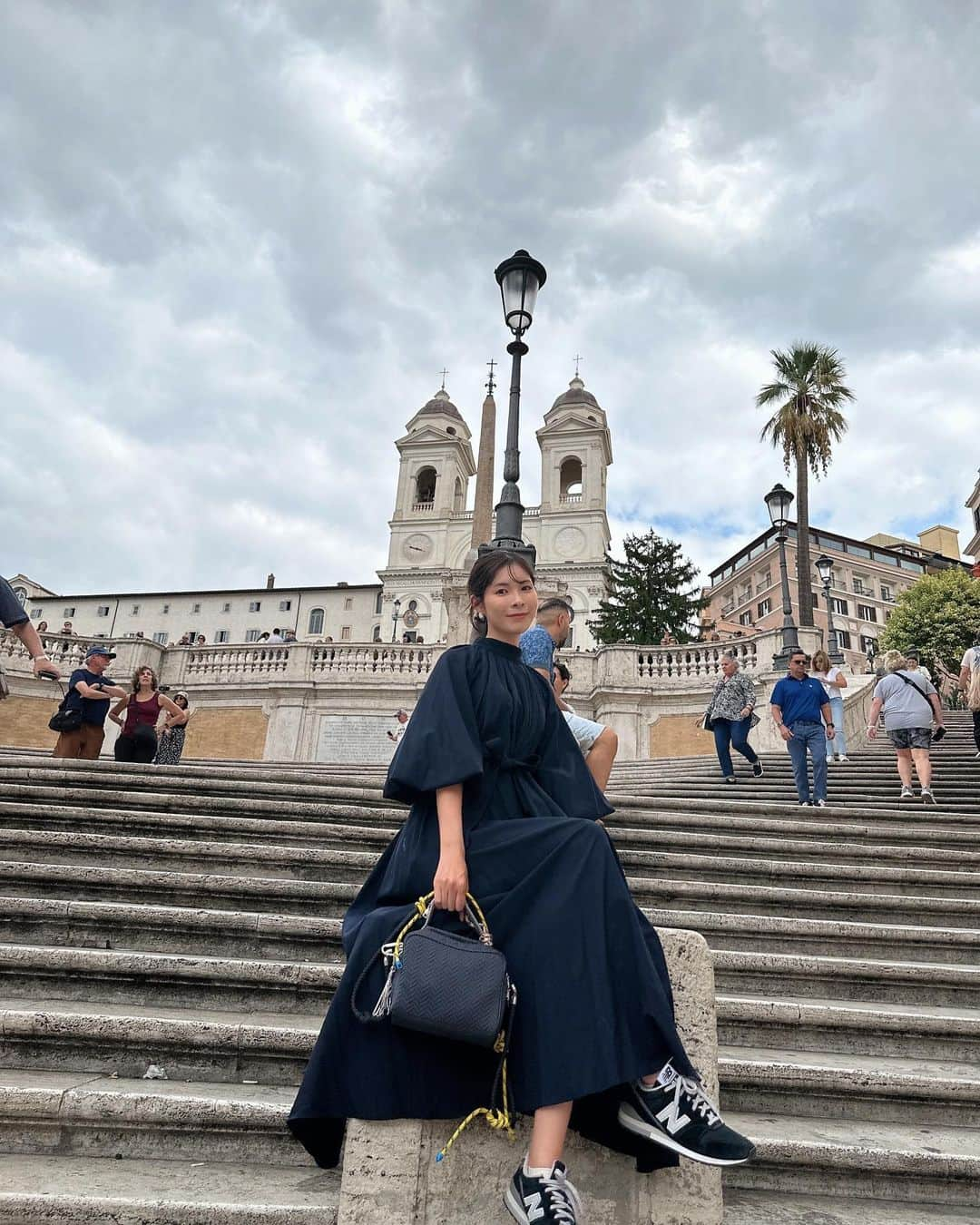 Yuika Matsuさんのインスタグラム写真 - (Yuika MatsuInstagram)「📍イタリア旅行 in Roma🇮🇹 　 念願の新婚旅行にやってきたーー！ 色々あって1年延期したけど…やっと😂 　 日本ではできなかった ヘアアレンジにスカーフを使ってみたり…♡ 　 オシャレするのも旅行の楽しみ🥴 　  1日目はローマの中心街を ぐるぐる周りました💫 　 初めてのイタリアだから テンション上りまくり 20時間近くのフライトの疲れも あまり感じず…笑  　 本当にテルミニ駅の 目の前のホテルにして正解だった✨ あまりにも便利！ 　  スペイン広場　　 ↓　徒歩9分 トレビの泉　 ↓ ナボーナ広場　　 ↓  徒歩4分 パンテオン広場 ↓  徒歩3分 聖イグナチオ・デ・ロヨラ教会 ↓ チルコマッシモ ↓  徒歩12分 ベネチア広場 ↓ 真実の口 　 また巡ったルートや時間 周りの美味しかったお店は別の投稿にまとめます🥐 　 10月だから肌寒いかなぁ？ と思って長袖ばっかり用意してきたけど 日中はめちゃくちゃ暑い🥵 朝晩だけ羽織があったらOKです❤️ 　　  ワンピース▷ @anuans.official  ピアス▷ @bride_me_wedding バッグ▷ @l4k3style_japan  　 　 #旅行#海外旅行 #rome#fontanaditrevi  #trevifountain」10月8日 17時22分 - yuika00802