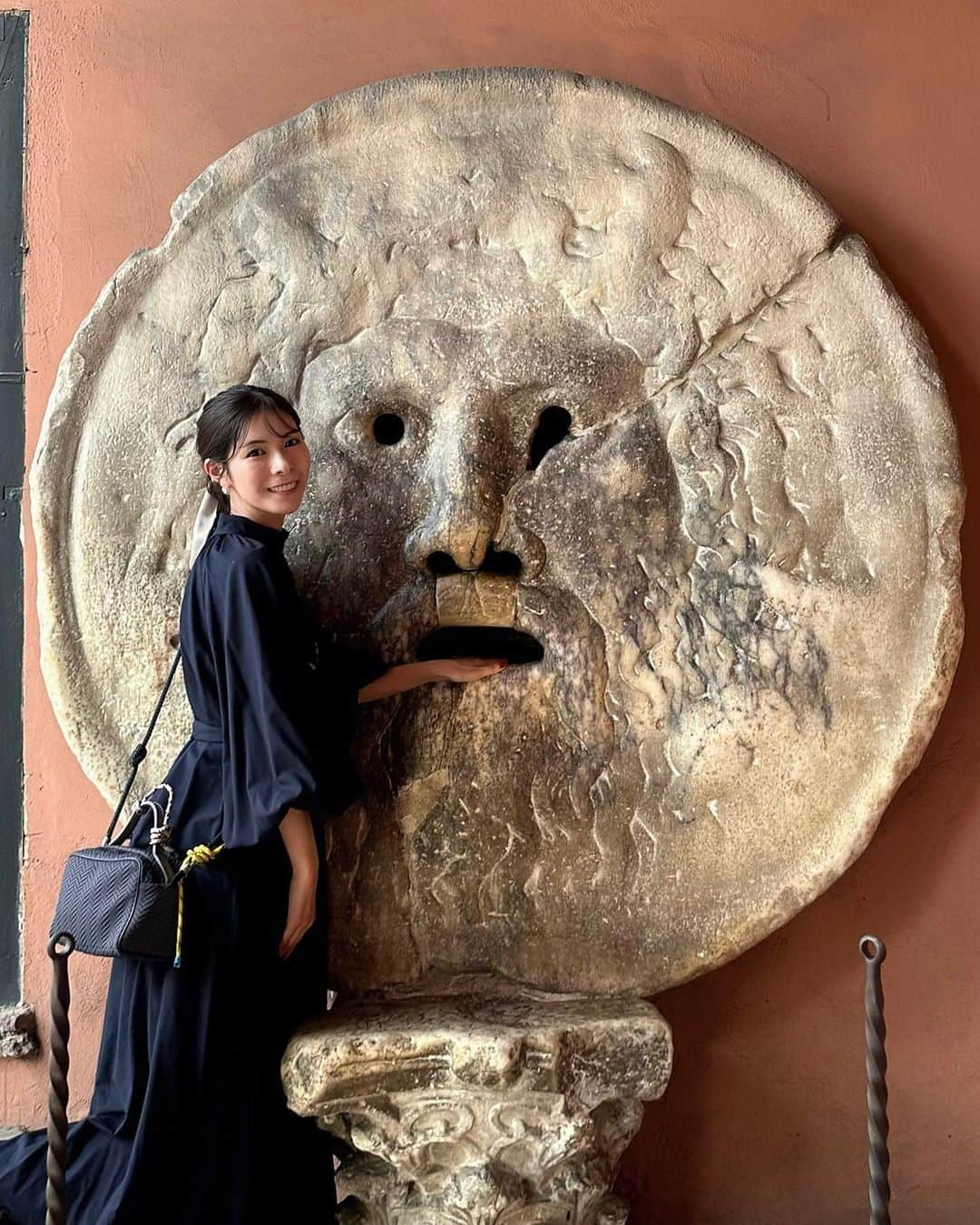 Yuika Matsuさんのインスタグラム写真 - (Yuika MatsuInstagram)「📍イタリア旅行 in Roma🇮🇹 　 念願の新婚旅行にやってきたーー！ 色々あって1年延期したけど…やっと😂 　 日本ではできなかった ヘアアレンジにスカーフを使ってみたり…♡ 　 オシャレするのも旅行の楽しみ🥴 　  1日目はローマの中心街を ぐるぐる周りました💫 　 初めてのイタリアだから テンション上りまくり 20時間近くのフライトの疲れも あまり感じず…笑  　 本当にテルミニ駅の 目の前のホテルにして正解だった✨ あまりにも便利！ 　  スペイン広場　　 ↓　徒歩9分 トレビの泉　 ↓ ナボーナ広場　　 ↓  徒歩4分 パンテオン広場 ↓  徒歩3分 聖イグナチオ・デ・ロヨラ教会 ↓ チルコマッシモ ↓  徒歩12分 ベネチア広場 ↓ 真実の口 　 また巡ったルートや時間 周りの美味しかったお店は別の投稿にまとめます🥐 　 10月だから肌寒いかなぁ？ と思って長袖ばっかり用意してきたけど 日中はめちゃくちゃ暑い🥵 朝晩だけ羽織があったらOKです❤️ 　　  ワンピース▷ @anuans.official  ピアス▷ @bride_me_wedding バッグ▷ @l4k3style_japan  　 　 #旅行#海外旅行 #rome#fontanaditrevi  #trevifountain」10月8日 17時22分 - yuika00802