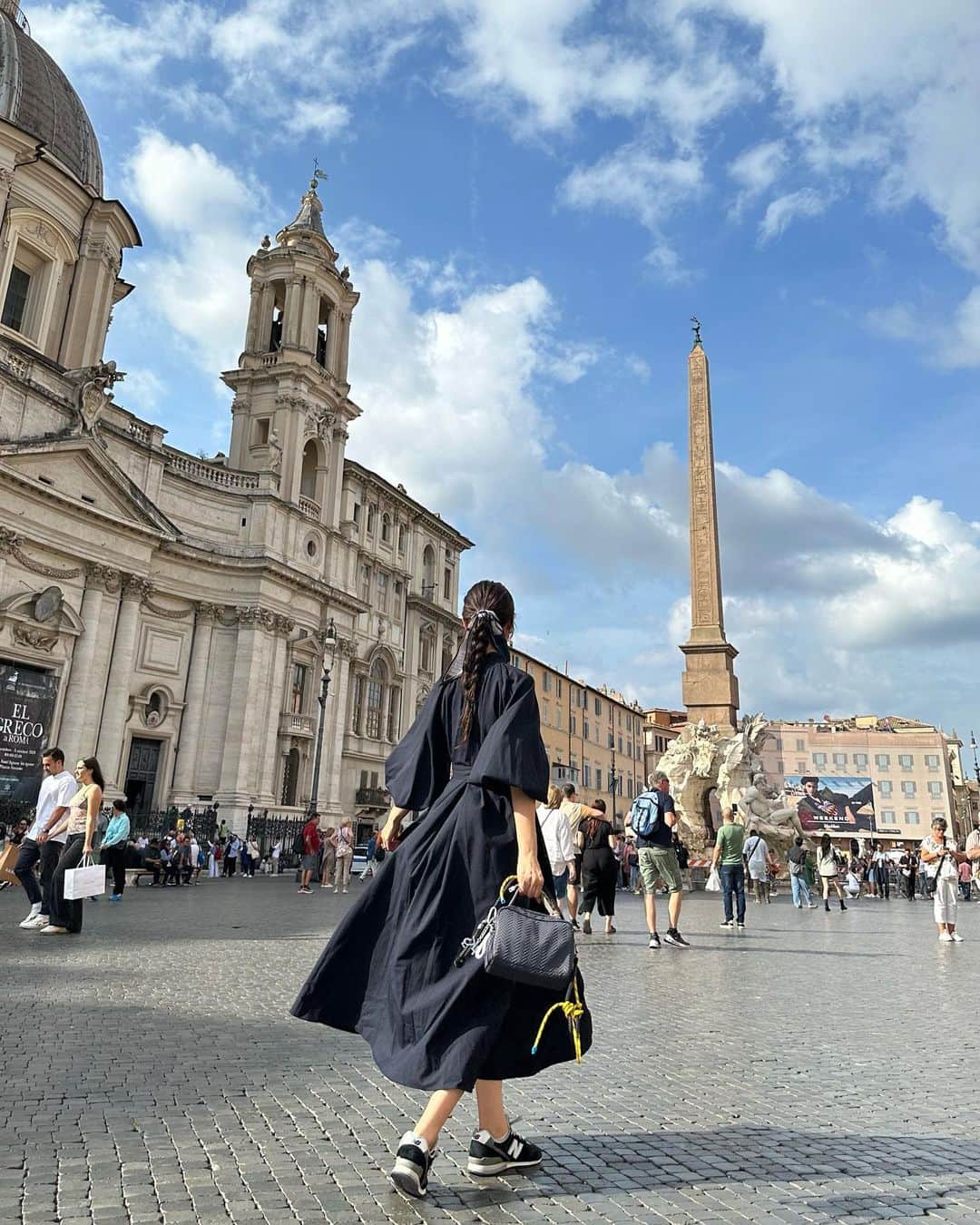 Yuika Matsuさんのインスタグラム写真 - (Yuika MatsuInstagram)「📍イタリア旅行 in Roma🇮🇹 　 念願の新婚旅行にやってきたーー！ 色々あって1年延期したけど…やっと😂 　 日本ではできなかった ヘアアレンジにスカーフを使ってみたり…♡ 　 オシャレするのも旅行の楽しみ🥴 　  1日目はローマの中心街を ぐるぐる周りました💫 　 初めてのイタリアだから テンション上りまくり 20時間近くのフライトの疲れも あまり感じず…笑  　 本当にテルミニ駅の 目の前のホテルにして正解だった✨ あまりにも便利！ 　  スペイン広場　　 ↓　徒歩9分 トレビの泉　 ↓ ナボーナ広場　　 ↓  徒歩4分 パンテオン広場 ↓  徒歩3分 聖イグナチオ・デ・ロヨラ教会 ↓ チルコマッシモ ↓  徒歩12分 ベネチア広場 ↓ 真実の口 　 また巡ったルートや時間 周りの美味しかったお店は別の投稿にまとめます🥐 　 10月だから肌寒いかなぁ？ と思って長袖ばっかり用意してきたけど 日中はめちゃくちゃ暑い🥵 朝晩だけ羽織があったらOKです❤️ 　　  ワンピース▷ @anuans.official  ピアス▷ @bride_me_wedding バッグ▷ @l4k3style_japan  　 　 #旅行#海外旅行 #rome#fontanaditrevi  #trevifountain」10月8日 17時22分 - yuika00802