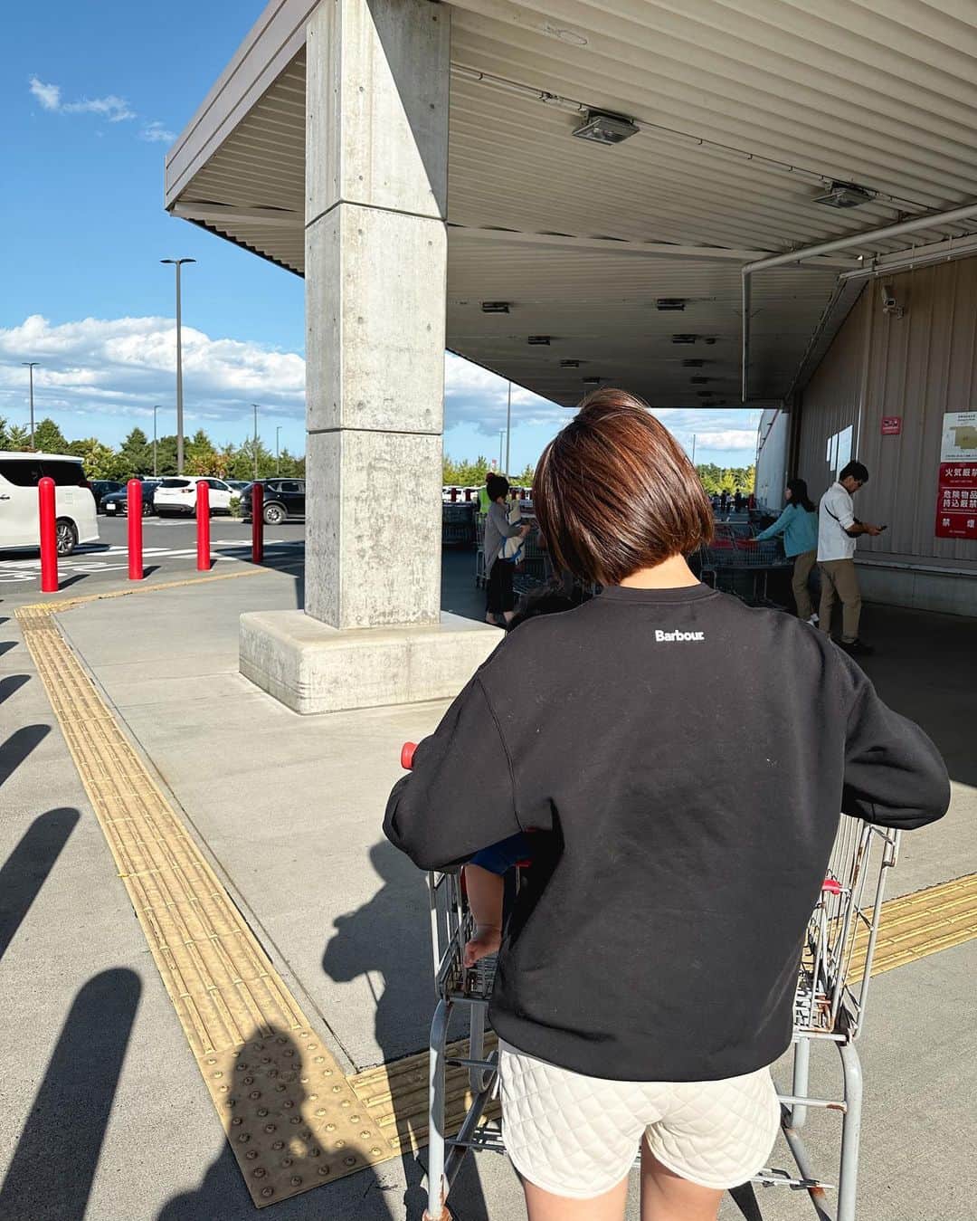 西野沙瑛さんのインスタグラム写真 - (西野沙瑛Instagram)「- 久々の実家帰省🤎 コストコも来れてよかった☺️  涼しかったから着たかったスウェットコーデにしました✔︎  🕶️ / @eyevol_official  トップス / @barbourjapan  パンツ / @suicgolf  シューズ / @adidastokyo   #barbour #スウェットコーデ」10月8日 17時23分 - sae_golf