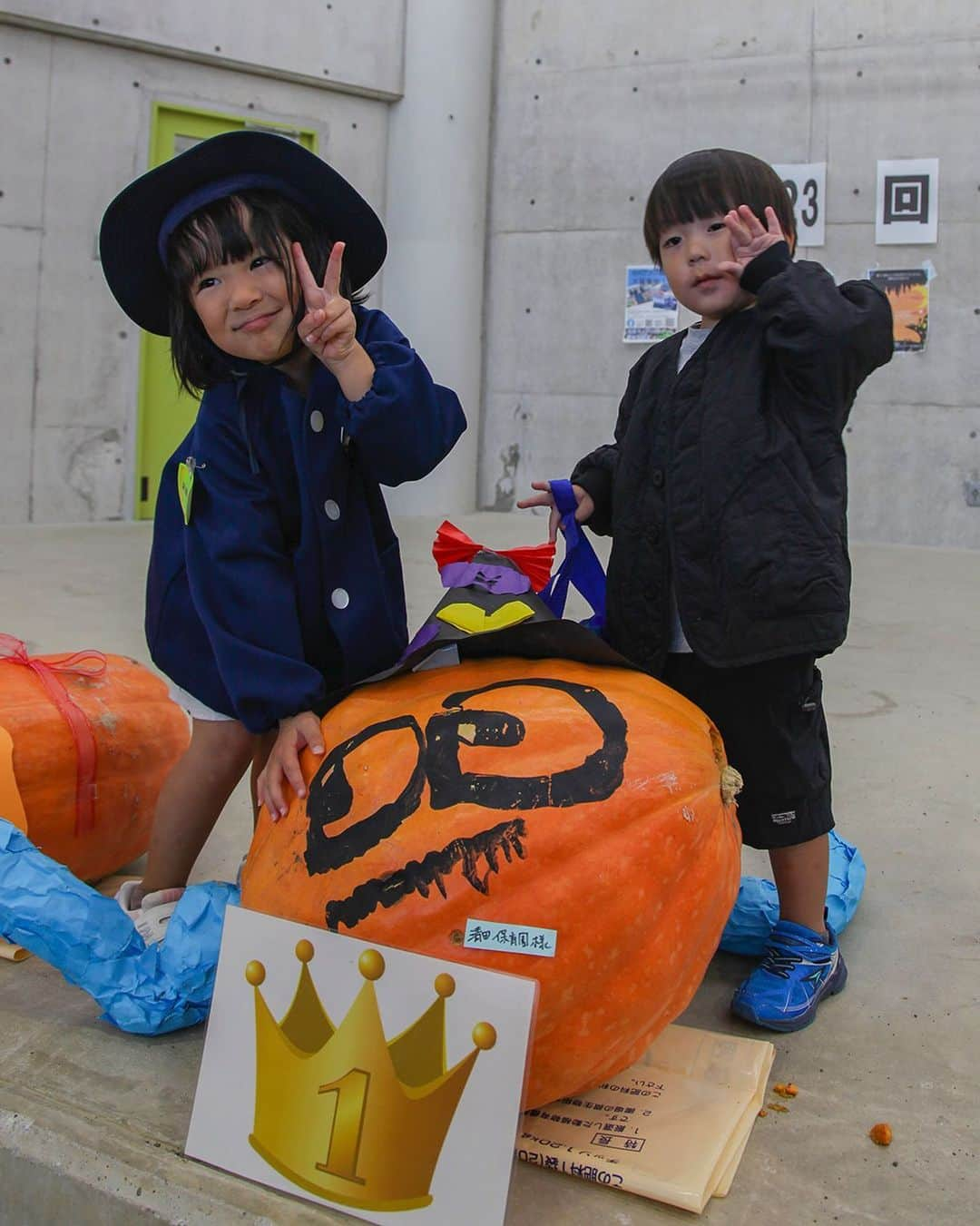 愛知県田原市さんのインスタグラム写真 - (愛知県田原市Instagram)「. I've never seen a pumpkin like this before. こんなカボチャ見たことなーい！ * 並んでみると、どれだけ大きいかがよくわかる #ジャンボカボチャ 🎃 ずっしり重くて持ち上げられないよ〜😵 私たちの何倍ぐらいの重さかな？！  #もうすぐハロウィン #ジャンボカボチャコンテスト #たはら暮らし #渥美半島#田原市#伊良湖岬#伊良湖#赤羽根#菜の花浪漫街道 #tahara#irago#akabane#サーフィン#surfing#田舎暮らし#日々の暮らし #休日の過ごし方#スローライフ #instagramjaran#igersjp」10月8日 17時27分 - tahara_kurashi