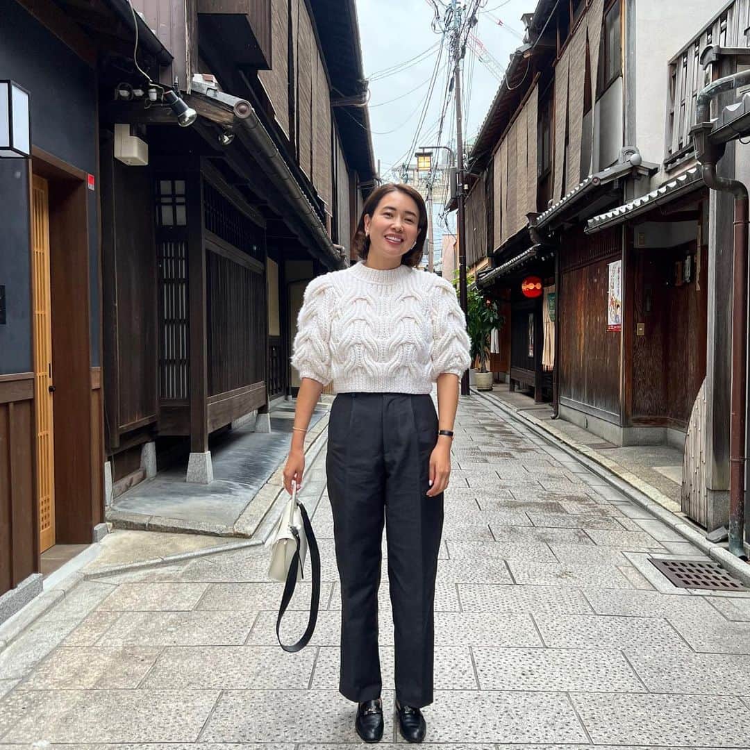 のインスタグラム：「お豆腐食べに京都へ 食べる物も歳とってきたねって話しながら🗣️  湯葉豆腐おいしかった〜🥢  今日はお気に入りニットで🐏 着れる時期２週間くらいやけど着れて良かった。笑  ガタイ2倍くらいに見えるけど気に入ってます。  TOPS @ceciliebahnsen  botoms @drawerofficial  BAG @delvaux  SHOES @hermes  #京都#kyoto#京都ランチ#祇園うえもり」