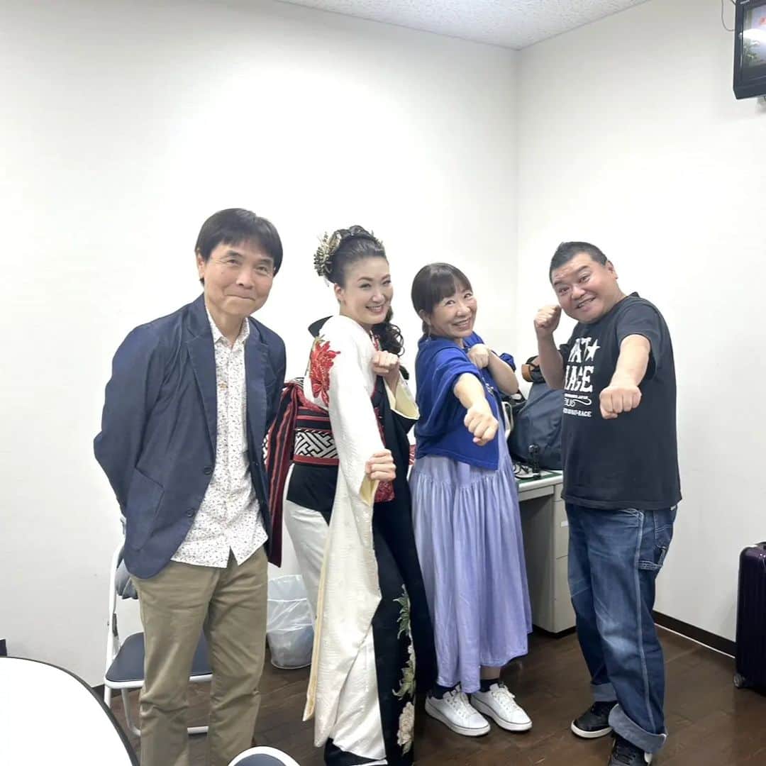 のインスタグラム：「本日は  新歌舞伎座 市川由紀乃さんのリサイタル2023 「ソノサキノハジ真利」 丸兄とあき恵さん夫妻と3人で応援に行って参りました!!!  終演後3人で 「歌めちゃくちゃ上手かったなぁ」 と声を揃えて当たり前な事を言ってしまってました アホな3人でした～(笑)  丸兄は１番クールに決めてましたが 実は１番興奮してるようでした～(笑)」