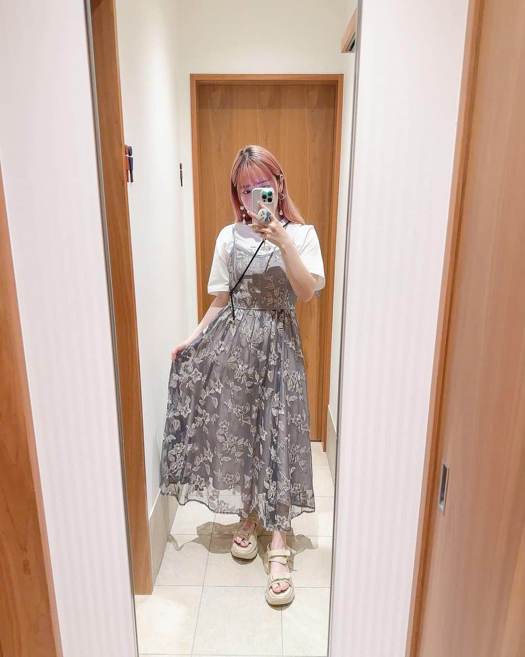 谷口夢奈のインスタグラム：「👗 ⁡ ⁡ 夏服鏡の前コレクション🪞 言うほど種類ないけど何個か撮ってた🥰 ⁡ 1枚目だけ全部友達の服だよ（笑） ⁡ ⁡ ⁡ #fashion #ootd #夏服 #夏服コーデ #ピンクヘア #パープルヘア #ヘアカラー #pinkhair #purplehair #haircolor #셀스타그램 #얼스타그램 #데일리룩 #오오티디」