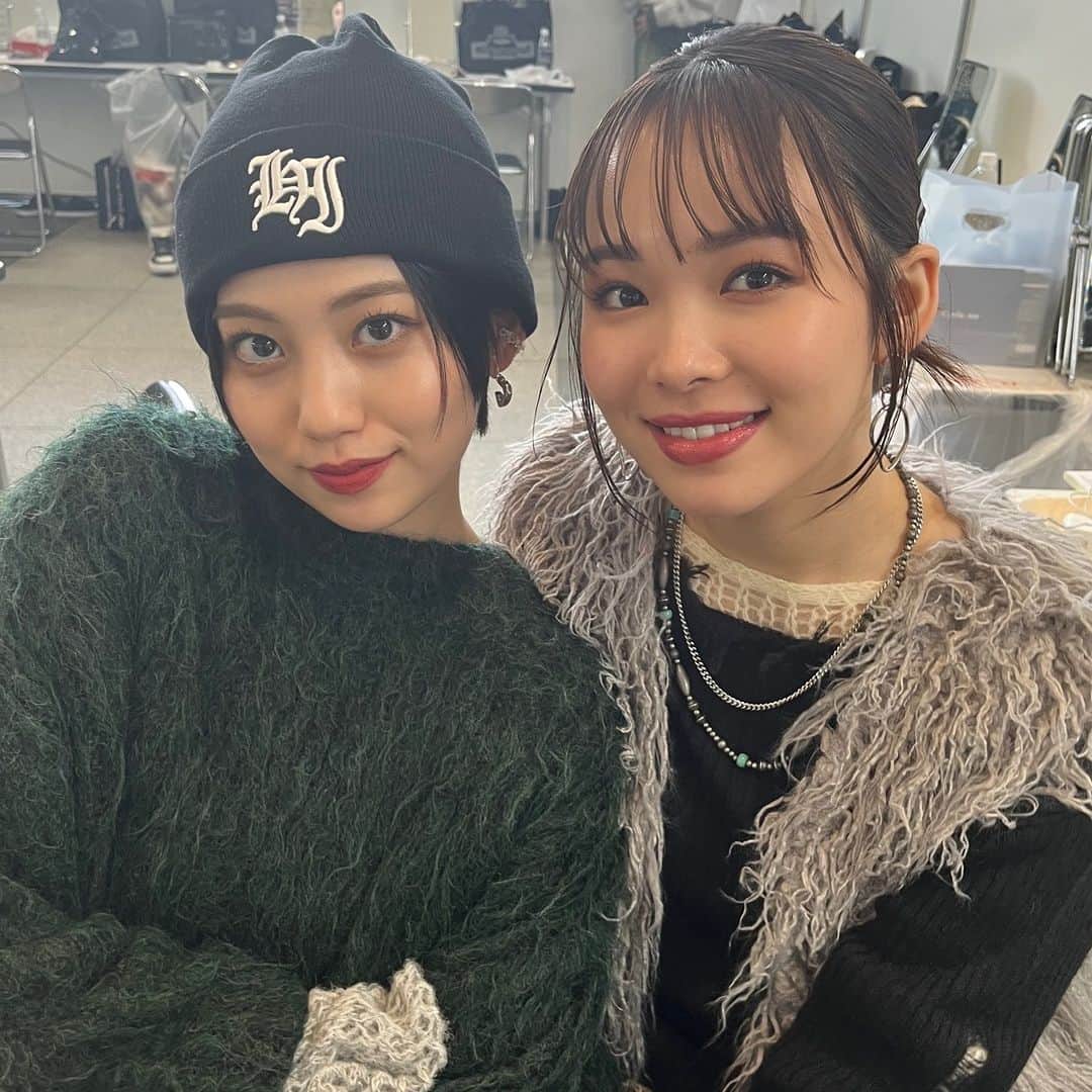 Seventeenさんのインスタグラム写真 - (SeventeenInstagram)「みのじゅり💚🖤 何枚目がすき？😎  #RakutenGirlsAward2023AUTUMNWINTER #ガルアワ  #イベント #Seventeen #セブンティーン  #セブンティーンモデル #STモデル #STモ #jk #jc  #可愛い女の子 #オフショット #舞台裏 #平美乃理  #大友樹乃」10月8日 17時30分 - seventeenjp_mag
