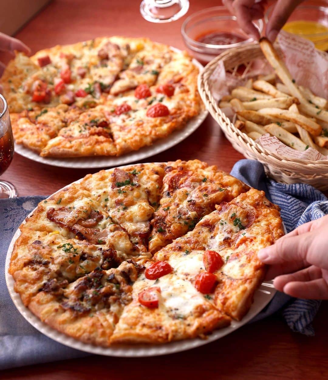 のインスタグラム：「【ピザーラが食べたくなったらコメント欄に🍕を書いてね！】  こんばんは！ すっかり秋めいてきましたね😊 ピザーラからはスポーツの秋を楽しむご提案です⚽️✨  スポーツ観戦のお供にぜひピザーラを🍕 夏の新作ピザと人気のピザが一緒に楽しめて、フレンチフライもついてくるお得なパーティセットがおすすめです😍  最大¥2,020お得なパーティーセット！ 10/31までとなっていますので、ぜひこの機会にお試しくださいね🥰  詳しくはコチラをチェック✨  https://www.pizza-la.co.jp/Campaign_summer_fes_partypack202308.aspx  -———— ピザーラ公式アカウントでは、PIZZA-LAのお得な最新情報をお届けしています🍕  皆さまもぜひピザーラを食べた際には #ピザーラ#ピザーラお届け のハッシュタグをつけて感想を教えてくださいね✨ お写真をご紹介しちゃうかも？😆 投稿、お待ちしています♪  #pizza_la #ピザ #ピザパーティー #ピザパ #ピザ屋 #ピザ好き #ピザ好きな人と繋がりたい #pizza #japanesepizza #パーティー#スポーツ観戦」