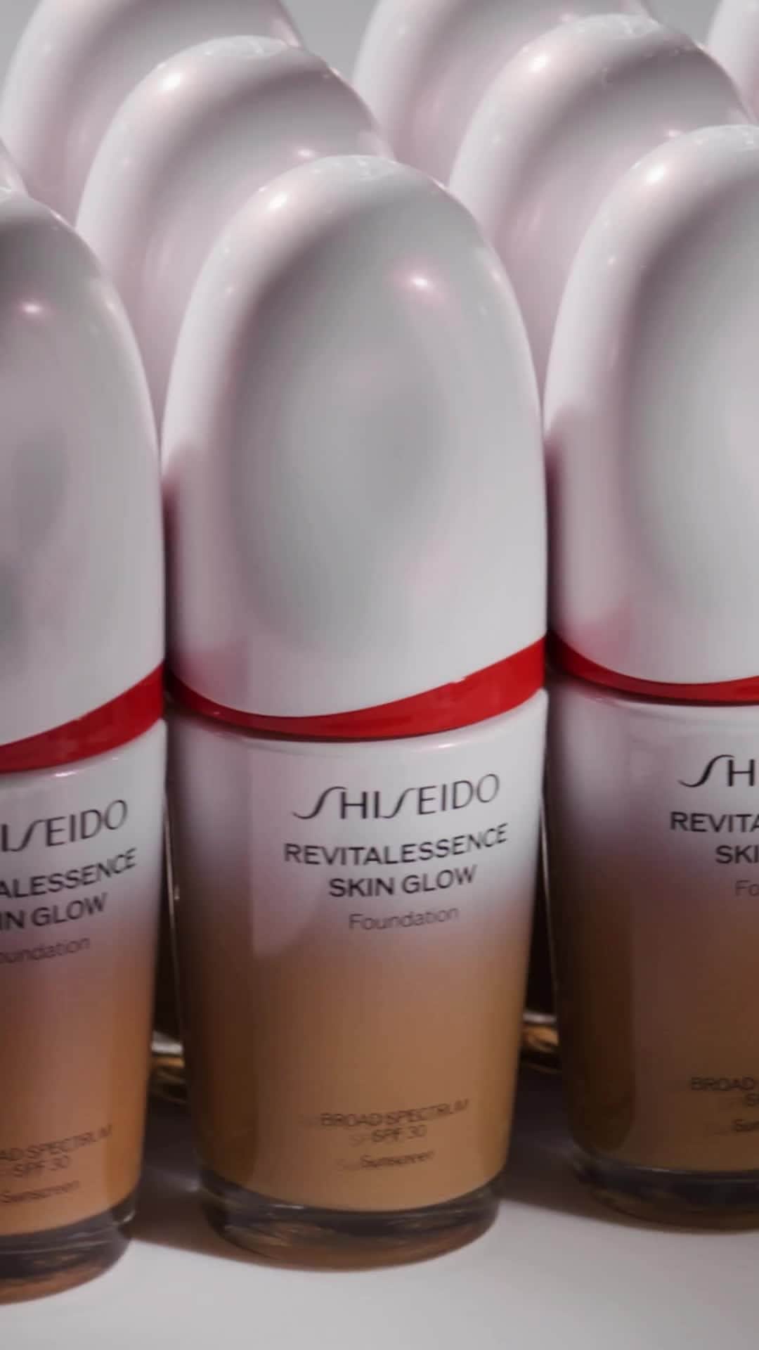 資生堂のインスタグラム：「You’re only 7 days away from smoother, brighter skin.* Try REVITALESSENCE SKIN GLOW Foundation for 1 week and share your radiant results using the hashtags #ShiseidoMakeup #JapaneseBeauty #RevitalEssence #SkincareMeetsFoundation⁣ ⁣ *Consumer tested on 109 women.」
