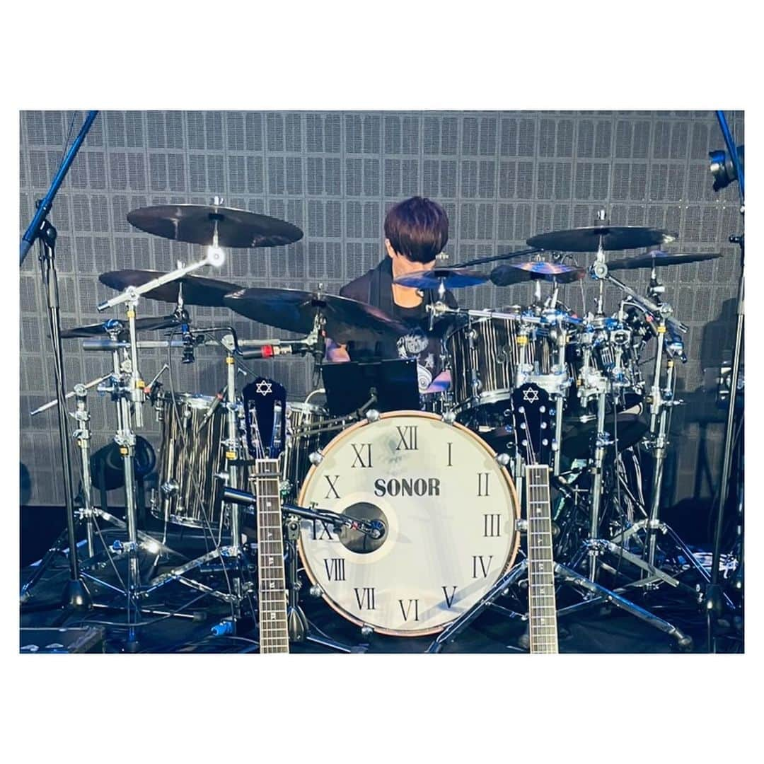 佐藤ケンケンさんのインスタグラム写真 - (佐藤ケンケンInstagram)「Plastic Tree Autumn Tour2023「痣と花」 ツアー四日目宮城公演  終了しました。 m(_ _)m  http://www.plastic-tree.com/  同じ時間を過ごしてくれてありがとう。 ・ ・ ・ ・ ・ ・ #sonordrums #vaterdrumsticks #小出シンバル #EvansDrumHeads #JerryHarveyAudio #ZoomCreator #ライブ #concert #ドラム #バンド #drums #佐藤ケンケン #痣花 #PlasticTree」10月8日 23時00分 - pla_kenken