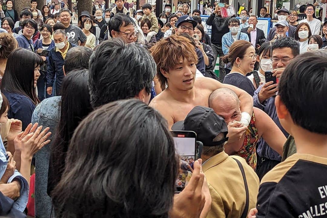 上野勇希さんのインスタグラム写真 - (上野勇希Instagram)「新潟大会、草加駅前大会の連戦を終えました。  2日間ともメインイベントで、勝ったり負けたりしながらもプロレスが楽しい！ The37KAMIINAが楽しい！早く瞬馬くんにも帰ってきて欲しいです。  11.12両国国技館大会でのタイトルマッチが頭の中では凄く大きくなっているけれど、日々のトレーニングも含めて、常に対クリス・ブルックスを見据えていて、どの試合も自分を研ぎ澄ましています。 残りの北海道2連戦、大森、後楽園と鋭くなっていきますから、前哨戦なんて言葉に惑わされず毎試合を全力でノリに乗っていきたいと思います。  2連戦のダメージを首付近が割と大きめな声で主張していたのですが、昼に試合が終わったものですから、いつもだと無理してトレーニングは休むのですが、トレーニングに負担のかかる痛みじゃないでしょ！と口を塞いで、結果的に2時間やりこんでしまいました。  始めてみて身体か脳が疲れたヨゥ、疲れたヨゥなんて言うようなものならすぐにやめてたんですけど、上がりきってパワーマックス（自転車トレーニング）までやってしまいました。 試合終わりのダメージがある時にトレーニングするなんて、夜中にカフェインを取るくらい愚か者の行為だぜ！なんて思っていつつも、ゴールドジム大好き人間としては満足気に帰宅しました。  そしたら尋常じゃないくらい疲れがきて、1時間ほど前までぐったりしつつ、米だけはモリモリ食べられてそろそろ動けそうです。 単に腹が減ってただけじゃないか、的な意見もありつつ、それはそれとして。  もうすでに元気になっていますから、まだもっと毎日追い込めそう！たまには愚か者になるのも良いですね。たまにね。 寒くなりつつありますから、風邪ひかず体調に気をつけて充実していきましょう！  笑顔で！  #ddtpro #上野勇希」10月8日 23時02分 - dna_ueno