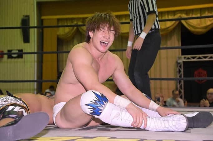 上野勇希のインスタグラム：「新潟大会、草加駅前大会の連戦を終えました。  2日間ともメインイベントで、勝ったり負けたりしながらもプロレスが楽しい！ The37KAMIINAが楽しい！早く瞬馬くんにも帰ってきて欲しいです。  11.12両国国技館大会でのタイトルマッチが頭の中では凄く大きくなっているけれど、日々のトレーニングも含めて、常に対クリス・ブルックスを見据えていて、どの試合も自分を研ぎ澄ましています。 残りの北海道2連戦、大森、後楽園と鋭くなっていきますから、前哨戦なんて言葉に惑わされず毎試合を全力でノリに乗っていきたいと思います。  2連戦のダメージを首付近が割と大きめな声で主張していたのですが、昼に試合が終わったものですから、いつもだと無理してトレーニングは休むのですが、トレーニングに負担のかかる痛みじゃないでしょ！と口を塞いで、結果的に2時間やりこんでしまいました。  始めてみて身体か脳が疲れたヨゥ、疲れたヨゥなんて言うようなものならすぐにやめてたんですけど、上がりきってパワーマックス（自転車トレーニング）までやってしまいました。 試合終わりのダメージがある時にトレーニングするなんて、夜中にカフェインを取るくらい愚か者の行為だぜ！なんて思っていつつも、ゴールドジム大好き人間としては満足気に帰宅しました。  そしたら尋常じゃないくらい疲れがきて、1時間ほど前までぐったりしつつ、米だけはモリモリ食べられてそろそろ動けそうです。 単に腹が減ってただけじゃないか、的な意見もありつつ、それはそれとして。  もうすでに元気になっていますから、まだもっと毎日追い込めそう！たまには愚か者になるのも良いですね。たまにね。 寒くなりつつありますから、風邪ひかず体調に気をつけて充実していきましょう！  笑顔で！  #ddtpro #上野勇希」