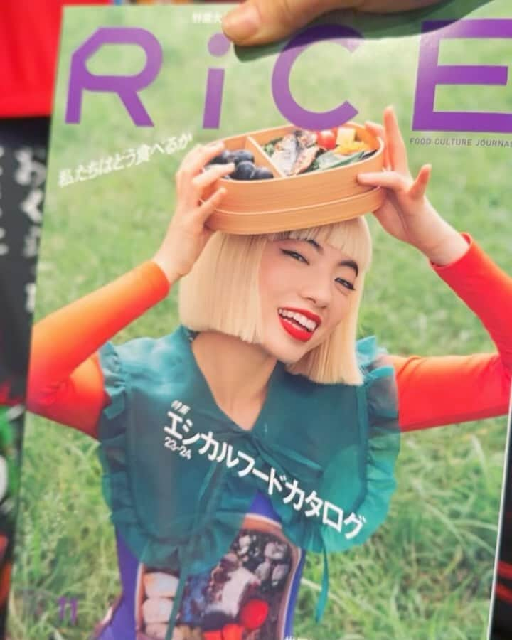 アオイヤマダのインスタグラム：「RICE 11月号『エシカルフード特集』 はじめての雑誌表紙は RICEさん。🍙幸せ！ おべんとうと一緒に載せていただいたこと、 本当に嬉しいです、、、。 私にとってエシカルとは、 続けること、 おべんとうは、愛、 愛があれば、エシカル。？ これからも、おべんとうを作り続けたい。 書店、コンビニにて、 見つけて頂けたら嬉しいです！🍱  申し訳ないくらい、 おべんとうを前面に出しすぎですが、、、 天王洲WHAT CAFEでの展示は 明日10/9 17時までです。 撤収、悲しいけど おべんとうも、食べたらおしまい。  #RICE #ricemagazine  #おべんとうのおと #OBENTONOTE #MYAF  【RICE】 Hairmakeup @hiroko.ishikawa.eek   Photo @kisshomaru   Team RICE @naripei0204  @hiroshinada」