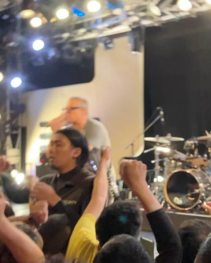 Yuya Hasegawaのインスタグラム：「@descendents  @kenyokoyamaofficial   靴磨き大会翌日の興奮冷めやらぬ中で大好きなDesendentsのJapan tourのライブがあったので後ろ髪を引かれる思いの中そそくさと抜けて行ってきました。横山健さんのライブの後に出てきたディセンデンツ、最高でした、いや最高過ぎました。20回くらい頭にダイブ浴びてムチウチみたいになってます。ディセンデンツがライブ中舞台袖でずっと横山さんが少年のような瞳でライブを観ている姿がめちゃくちゃグッときました。大好きなんだなぁって。パンク好きとして一生の想い出になりました。また日本来て欲しい！！」