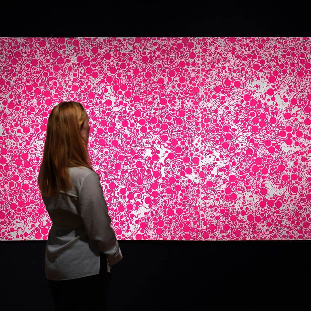 クリスティーズのインスタグラム：「'We must forget ourselves with polka dots. We must lose ourselves in the ever-advancing stream of eternity' - Yayoi Kusama.⁣ ⁣ Spanning almost three metres in width, 'Flame' (1992) is a monumental triptych by Kusama. Across its three panels, fluorescent pink tadpole-like shapes cavort and swim before a radiant white backdrop.⁣ ⁣ The present work's vast, multi-panel composition is typical of this ambitious period. Suggestive of a cosmic canopy of stars, the mesmerising surface pulsates with life.⁣ ⁣ Yayoi Kusama, 'Flame' (1992). Estimate: £1,800,000-£2,500,000.⁣ ⁣ 📍20th/21st Century: London Evening Sale | Live Auction: 13 October, London.⁣ ⁣ #Kusama #YayoiKusama #Frieze20 #ThisisLondon #londoncreates」