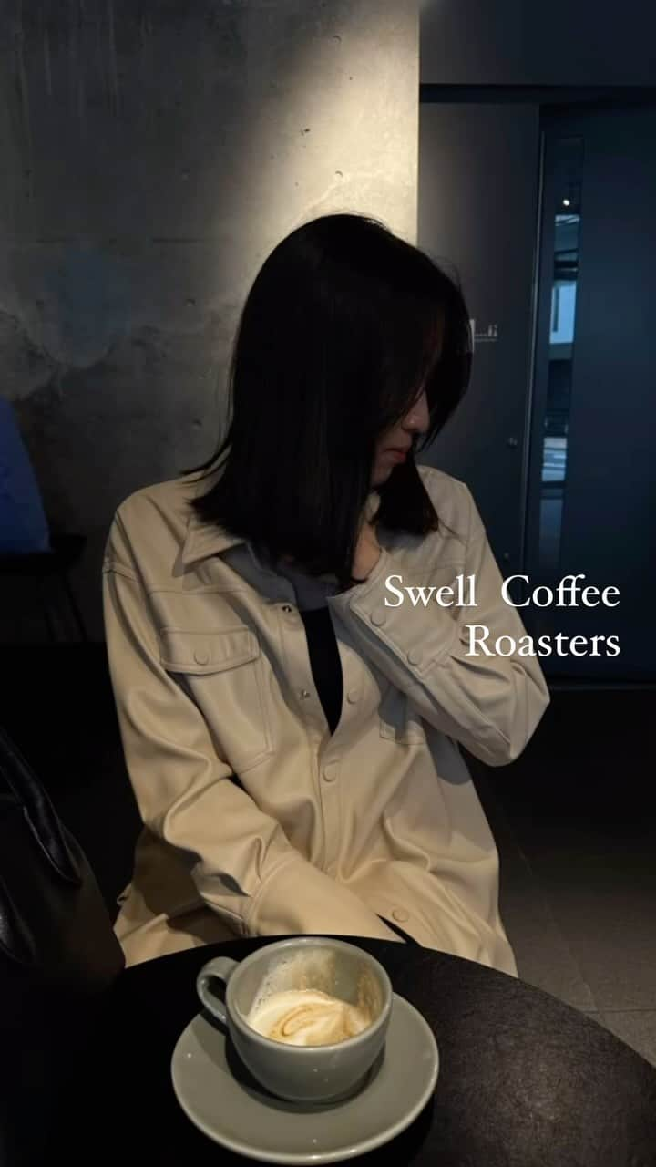 Alisaのインスタグラム：「☕️ Swell Coffee Roasters @swell_coffee_roasters  📍中目黒  無機質で落ち着いた雰囲気のカフェが最近好み ここは1人で作業する時にも良さそう💭  ミルク飲めない私はソイラテで☕️ ラテアートが素晴らしいお店なこと後で知ったから次リベンジ！  #nakameguro#latte#cafe#tokyocafe#中目黒#カフェ巡り#中目黒カフェ#代官山カフェ#ラテアート」