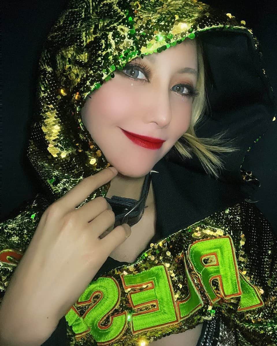 Rilyのインスタグラム：「連休真っ只中、バーレスク東京 毎日満員御礼ありがとうございます💚 今夜も1.2.3部出演です😊 お待ちしてます🤟 ． ． ． #バーレスク東京#スーパーバーレスク東京 #burlesquetokyo#partyon#partyontokyo  #show#showgirl#dance#pole#poledance #nightclub#roppongi#六本木 #partyon#partyontokyo  #エンタメ活動を止めない」
