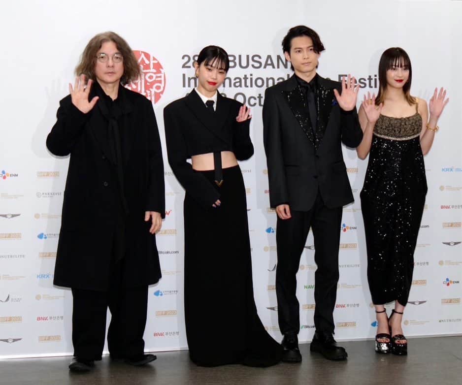 SixTONESのインスタグラム：「⁡ ⁡ ⁡ 映画「キリエのうた」で釜山国際映画祭に行ってきました 口から心臓が出るくらい緊張しました。 ⁡ #キリエのうた #BIFF #釜山国際映画祭 #韓国 #最高 #さすがに絨毯真っ赤すぎ」