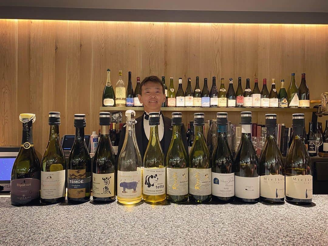 ひぐち君のインスタグラム：「「THE WINE by TOKYU DEPARTMENT STORE」にて、"日本のシャルドネ"をテイスティング😋😋 気がつけば全12種をコンプリート👏👏 畑や造り手の個性が表れやすいと言われるシャルドネを勉強させていただきました🙏🙏 #都農ワイン (宮崎県都農町) Hyakuzi ブリュット トラディショナル メソッド NV🥂 #小布施ワイナリー (長野県小布施町) ソガ ペール エ フィス レゼルヴ プリヴェ シャルドネ 2021🍷 #広島三次ワイナリー (広島県三次市) TOMOÉ シャルドネ 新月 2021🍷 #熊本ワイナリー (熊本県熊本市) 菊鹿 シャルドネ 樽熟成 2021🍷 #ミソノヴィンヤード (北海道余市町) #ソウマファーム シャルドネ 2021🍷 #ドメーヌテッタ (岡山県新見市) シャルドネ バリック 2019🍷 #シャトーメルシャン (長野県) 北信右岸シャルドネ 2019🍷 北信左岸シャルドネ 2019🍷 #タケダワイナリー (山形県上山市) シャトータケダ シャルドネ 2019🍷 #テールドシエル (長野県小諸市) シャルドネ 2021🍷 #ドメーヌミエイケノ (山梨県北杜市) シャルドネ 2021🍷 シャルドネ 2020🍷 #THEWINE  #TOKYUDEPARTMENTSTORE #渋谷  #日本ワイン 🇯🇵 #japanesewine #vinjaponais  #일본와인 #日本葡萄酒  #wine #vin #vino #wein #vinho  #와인 #葡萄酒 #ワイン #余市町ワイン大使 🍷 #髭男爵ひぐち君の語る日本ワインサロン 🥂 https://amzn.to/3DBTsSl #ひぐち君の日本ワイン会  https://bit.ly/2KJ9DQy @higehiguchi」