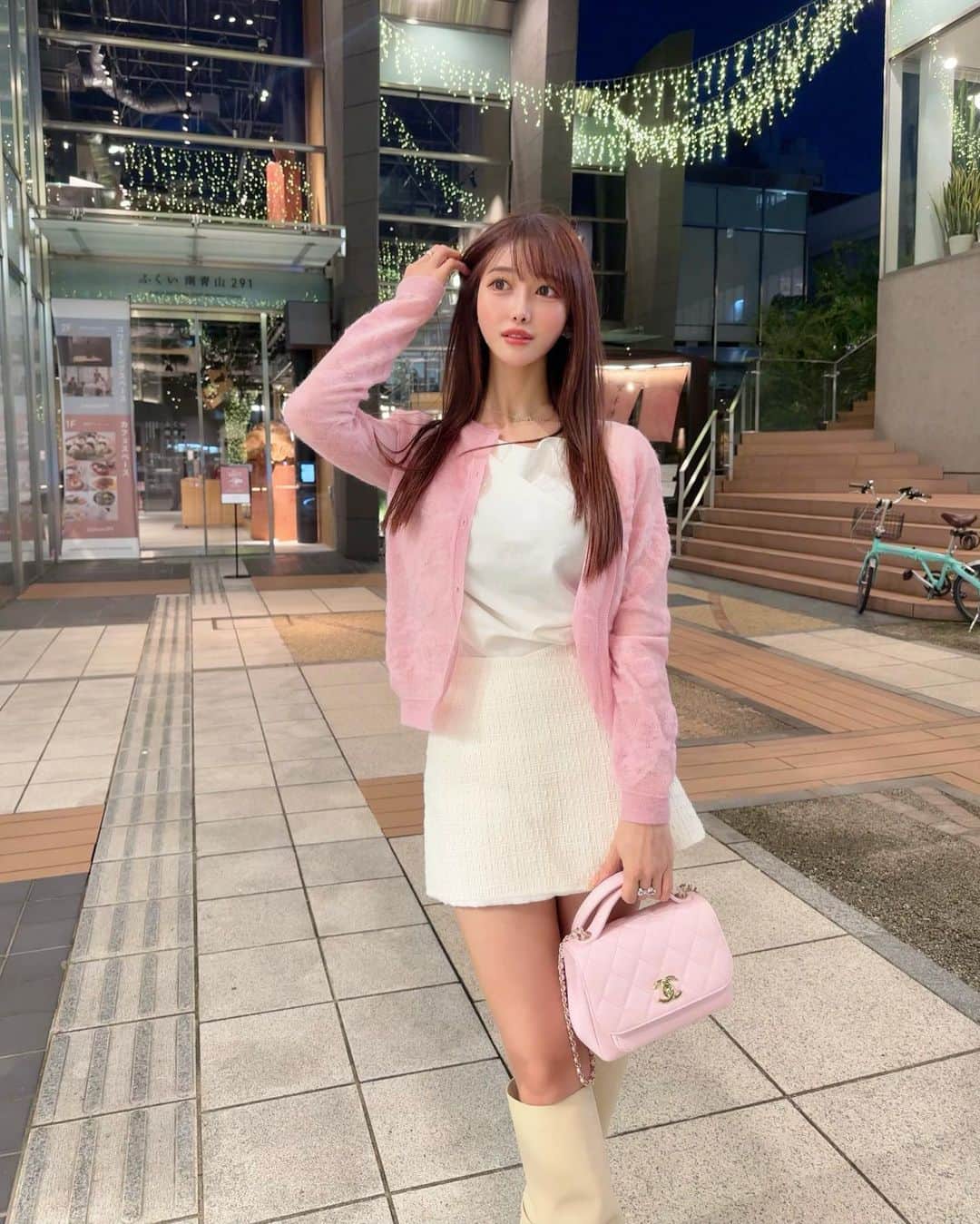 MAYUさんのインスタグラム写真 - (MAYUInstagram)「. 🌸🌷💐🤍 . 涼しくて風が心地よかったな〜 やっと秋服たくさん着れる気温になってきた☺️✨ . アイボリーのロングブーツが欲しくて色々探してたら とっても気に入ったものに出会えた🤍 @sergiorossi  今年たくさん履き倒したい😆✊🏻✨ . 3連休はみんな何するの？🥰🌷 . . #ootd#fashion#fashionstyle#maxmara#chanel#sergiorossi#japan#japanesegirl#マックスマーラ#セルジオロッシ#ロングブーツ」10月8日 17時38分 - mayu.kina_golf
