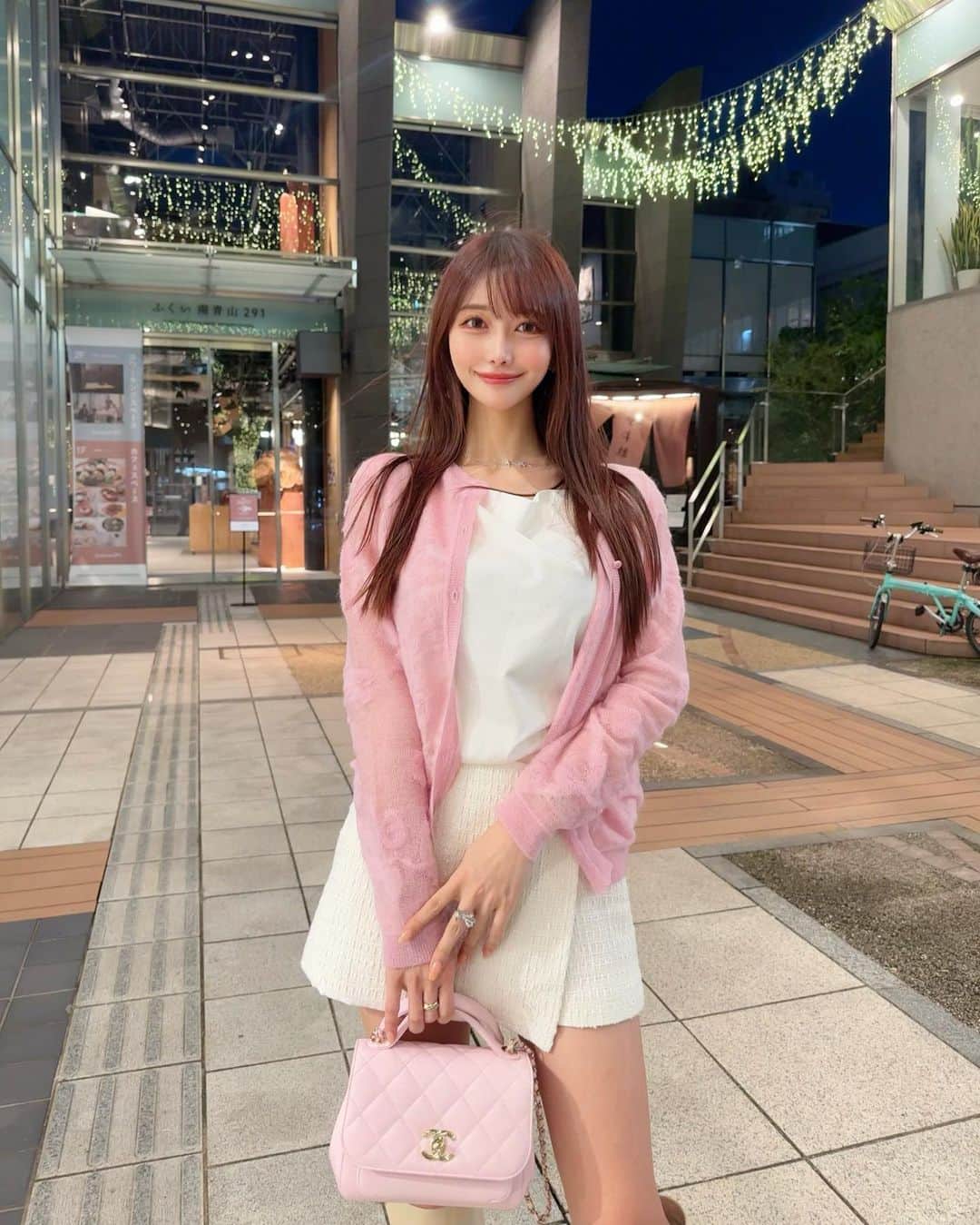 MAYUさんのインスタグラム写真 - (MAYUInstagram)「. 🌸🌷💐🤍 . 涼しくて風が心地よかったな〜 やっと秋服たくさん着れる気温になってきた☺️✨ . アイボリーのロングブーツが欲しくて色々探してたら とっても気に入ったものに出会えた🤍 @sergiorossi  今年たくさん履き倒したい😆✊🏻✨ . 3連休はみんな何するの？🥰🌷 . . #ootd#fashion#fashionstyle#maxmara#chanel#sergiorossi#japan#japanesegirl#マックスマーラ#セルジオロッシ#ロングブーツ」10月8日 17時38分 - mayu.kina_golf