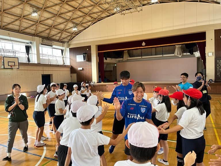 FC東京オフィシャルグッズさんのインスタグラム写真 - (FC東京オフィシャルグッズInstagram)「🔵🔴 小学校訪問🤝☺️  三鷹市 大沢大小学校🔵🔴 #寺山翼 選手 #原川力 選手  小金井市 小金井第二小学校🔵🔴 #徳元悠平 選手、 #仲川輝人 選手  府中市 府中第七小学校🔵🔴 #土肥幹太 選手、 #白井康介 選手  生徒のみなさん、学校関係者のみなさん、ありがとうございました🙏✨ @fctokyoofficial  #FC東京 #fctokyo #tokyo」10月8日 17時38分 - fctokyoofficial