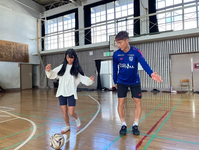 FC東京オフィシャルグッズさんのインスタグラム写真 - (FC東京オフィシャルグッズInstagram)「🔵🔴 小学校訪問🤝☺️  三鷹市 大沢大小学校🔵🔴 #寺山翼 選手 #原川力 選手  小金井市 小金井第二小学校🔵🔴 #徳元悠平 選手、 #仲川輝人 選手  府中市 府中第七小学校🔵🔴 #土肥幹太 選手、 #白井康介 選手  生徒のみなさん、学校関係者のみなさん、ありがとうございました🙏✨ @fctokyoofficial  #FC東京 #fctokyo #tokyo」10月8日 17時38分 - fctokyoofficial