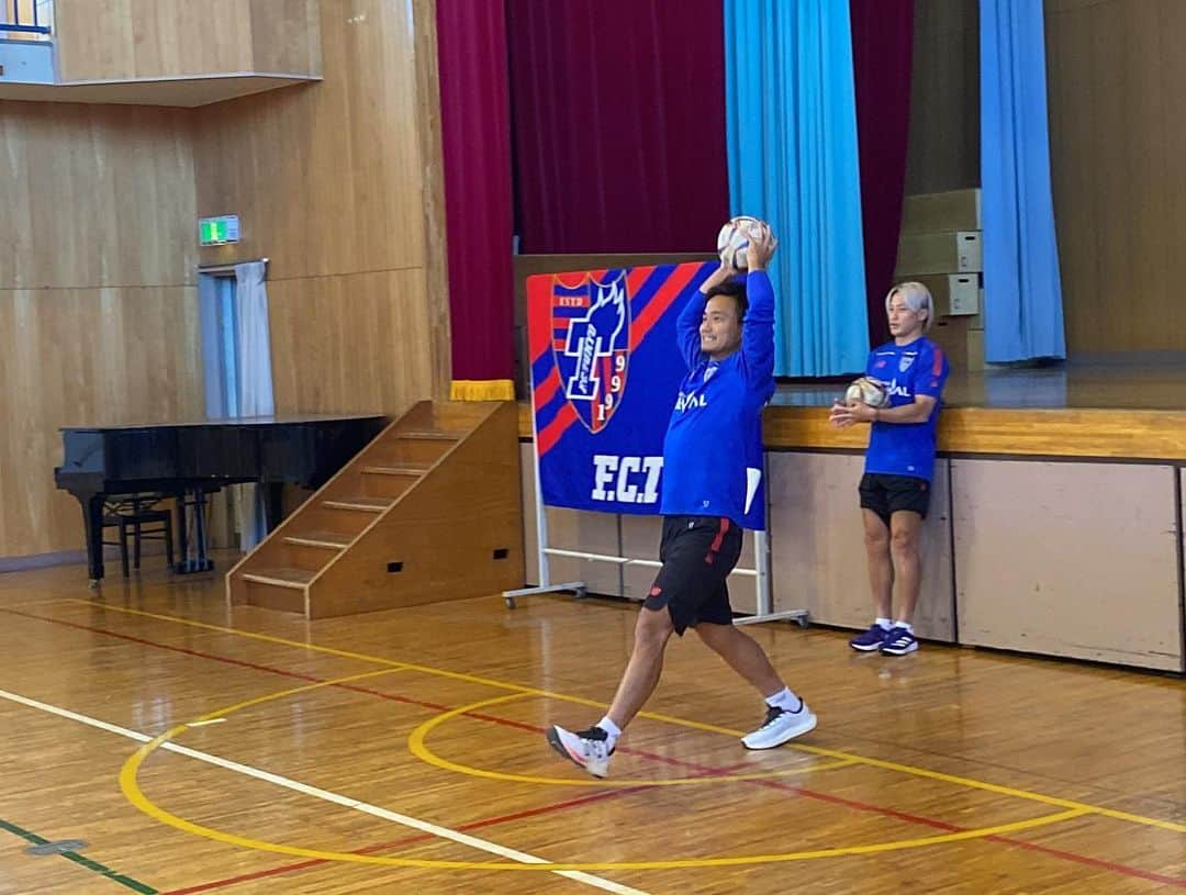 FC東京オフィシャルグッズさんのインスタグラム写真 - (FC東京オフィシャルグッズInstagram)「🔵🔴 小学校訪問🤝☺️  三鷹市 大沢大小学校🔵🔴 #寺山翼 選手 #原川力 選手  小金井市 小金井第二小学校🔵🔴 #徳元悠平 選手、 #仲川輝人 選手  府中市 府中第七小学校🔵🔴 #土肥幹太 選手、 #白井康介 選手  生徒のみなさん、学校関係者のみなさん、ありがとうございました🙏✨ @fctokyoofficial  #FC東京 #fctokyo #tokyo」10月8日 17時38分 - fctokyoofficial