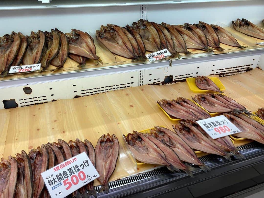 業務田スー子さんのインスタグラム写真 - (業務田スー子Instagram)「北海道土産を買うなら スーパーマーケット　#うおはん   札幌から新千歳空港に向かう道中にある めーーーーーっちゃくちゃ スージーお勧めスーパーですᐠ( ᐛ )ᐟ✨  千歳市の隣、恵庭市にある 超でっかいスーパーなんだけど  今年の新物鮭や、魚介類 10月なのにメロンもあるよ！！  私は北海道上陸後、直ぐに向かい 富良野メロンと余市産の旅路って葡萄を ヤマトのクールで自宅に送っといた✨  余市産の旅路は、余市ともう一つの限られた場所でしか生産されていない レアな物らしい〜❤︎  種無しで デラウエアのスタンダードプードル的なやつ！  デラウエアをそのまま巨大化させた感じ  知る人ぞ知るスーパーで 本気で本気でおすすめ✨✨✨  #うおはん #恵庭市 #北海道土産 #旅路#富良野メロン#激安スーパー #業務田スー子#北海道旅行 #北海道グルメ #北海道観光」10月8日 17時39分 - suuko1014