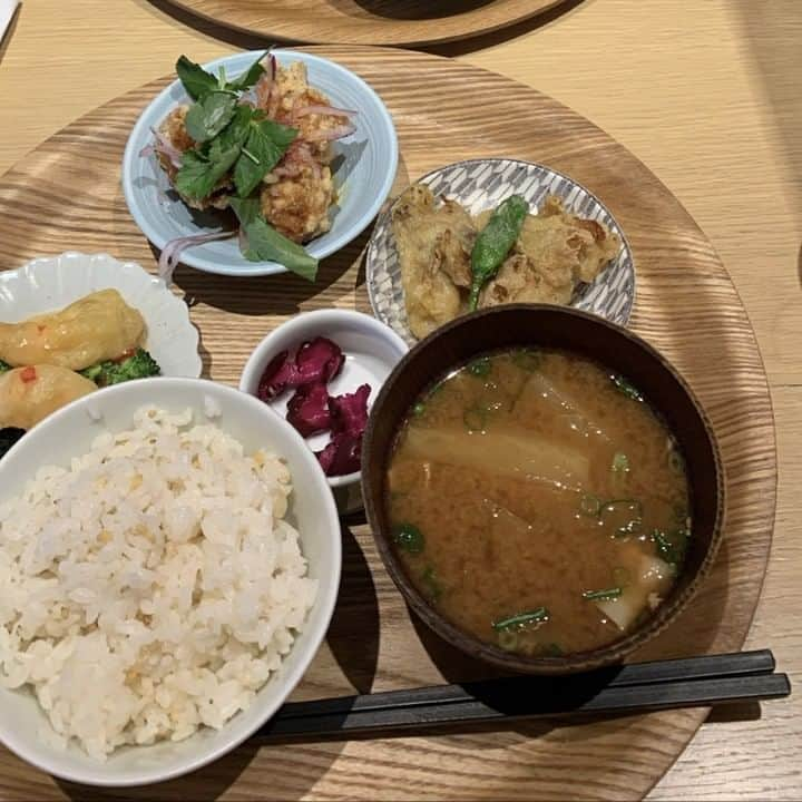 関西LIFE－homelife－のインスタグラム：「【大阪府・梅田】 マットレス席でゆったりくつろげる【chano-ma】 . 店内は広々落ち着く雰囲気＋靴を脱いでくつろげる小上がりの席もあります◎ 3種類の小鉢をメニューから選ぶことができる「選べるデリランチ」は、 自分好みのメニューにすることができます✨ そしてなんとご飯と汁物がお代わり自由なところも 嬉しいポイントでした😄 . . @archihome_local では #homelife_大阪 をつけて投稿された素敵な大阪の写真を紹介していきます。大好きな大阪を一緒に盛り上げていきましょう。 .  . #chanoma #chanomacafe #チャノマ #チャノマカフェ #ルクア大阪 #NU茶屋町 #梅田グルメ #大阪グルメ #梅田ランチ #大阪ランチ #梅田ディナー #大阪ディナー #梅田カフェ #大阪カフェ ＃カフェ #ランチ #cafe #大阪女子会 #大阪旅行 #大阪観光 #そうだ大阪行こう #大阪 #観光 #yummy #japan #japantrip #japantrip2023」